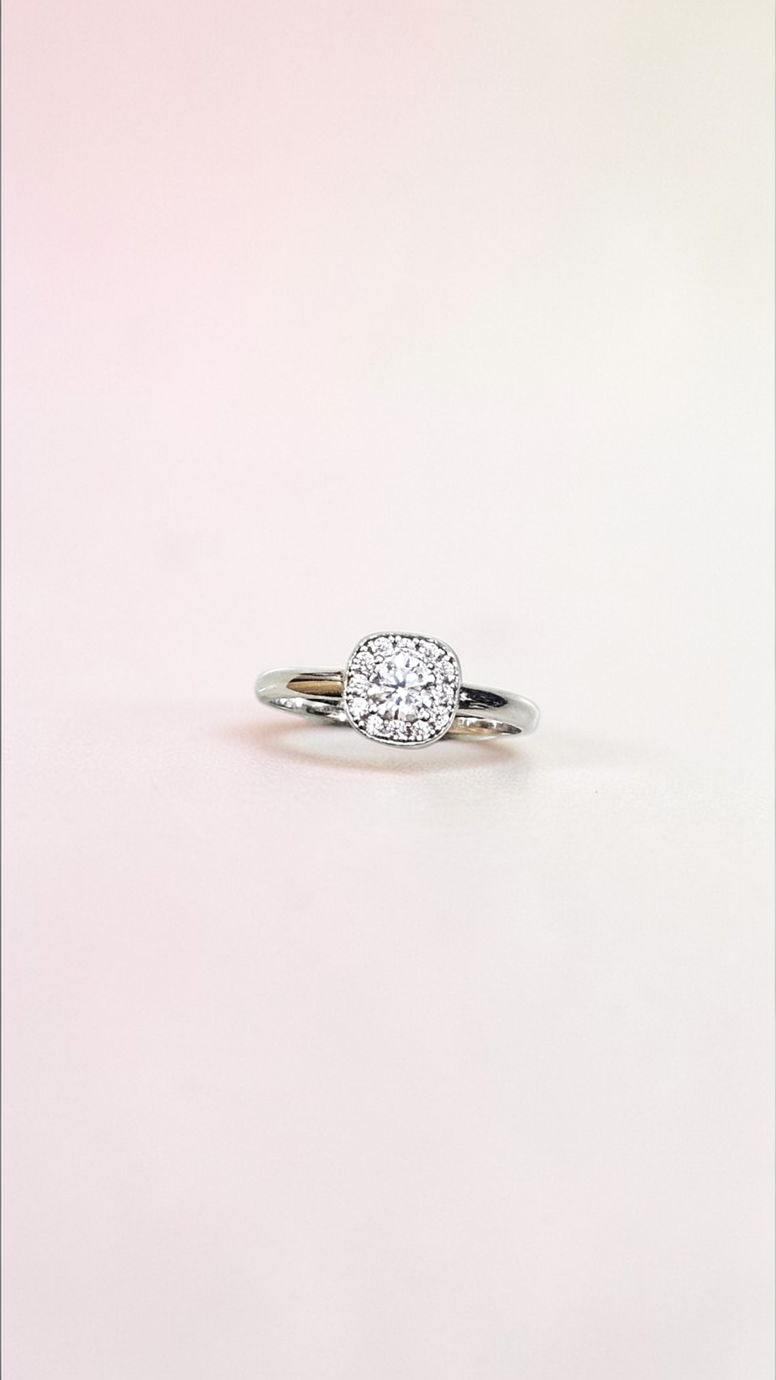 Златен пръстен с цирконии