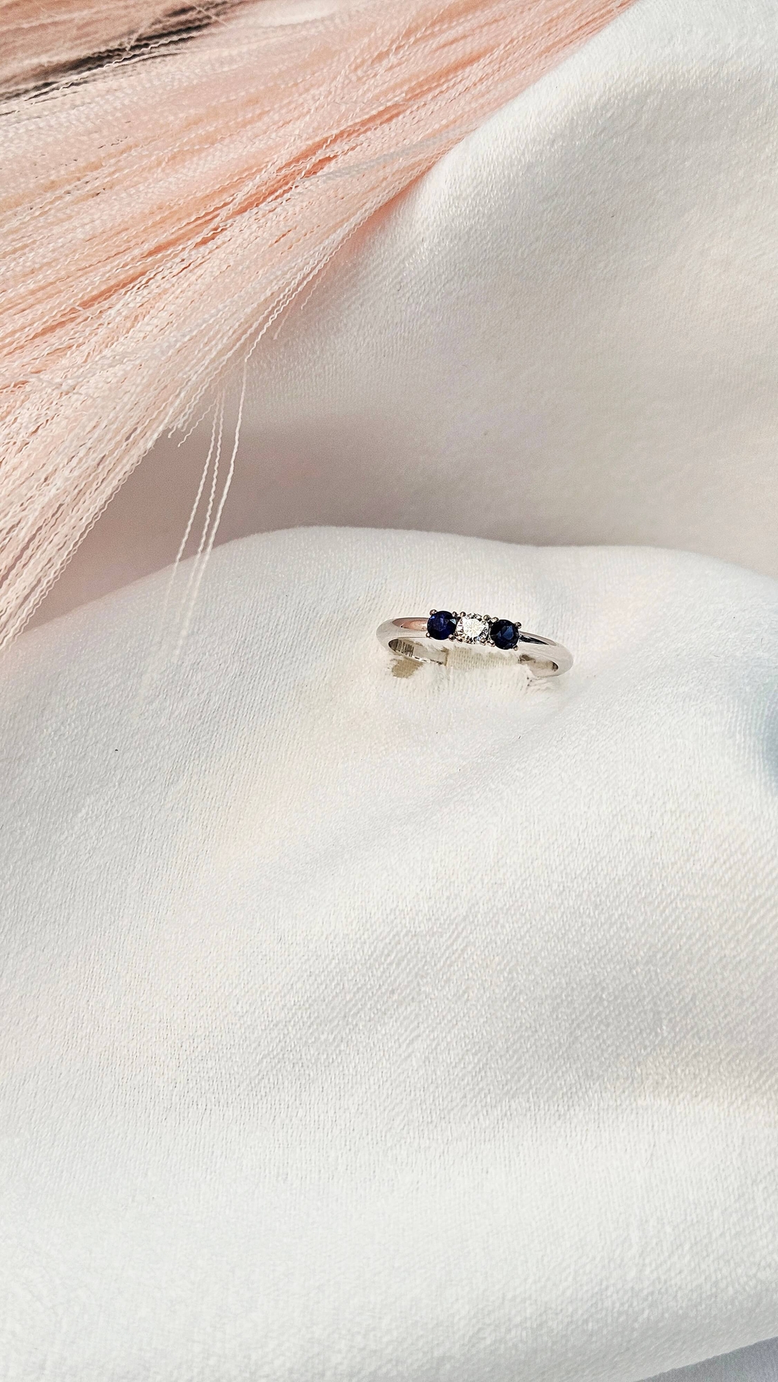 Златен пръстен от бяло злато диамант и сапфири