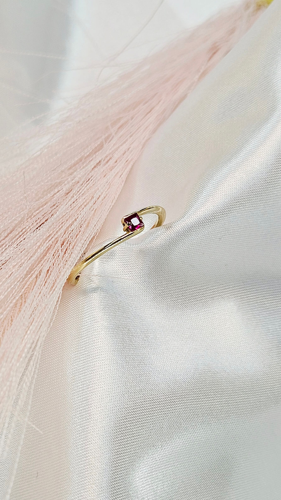 Златен пръстен с червен циркон Novello