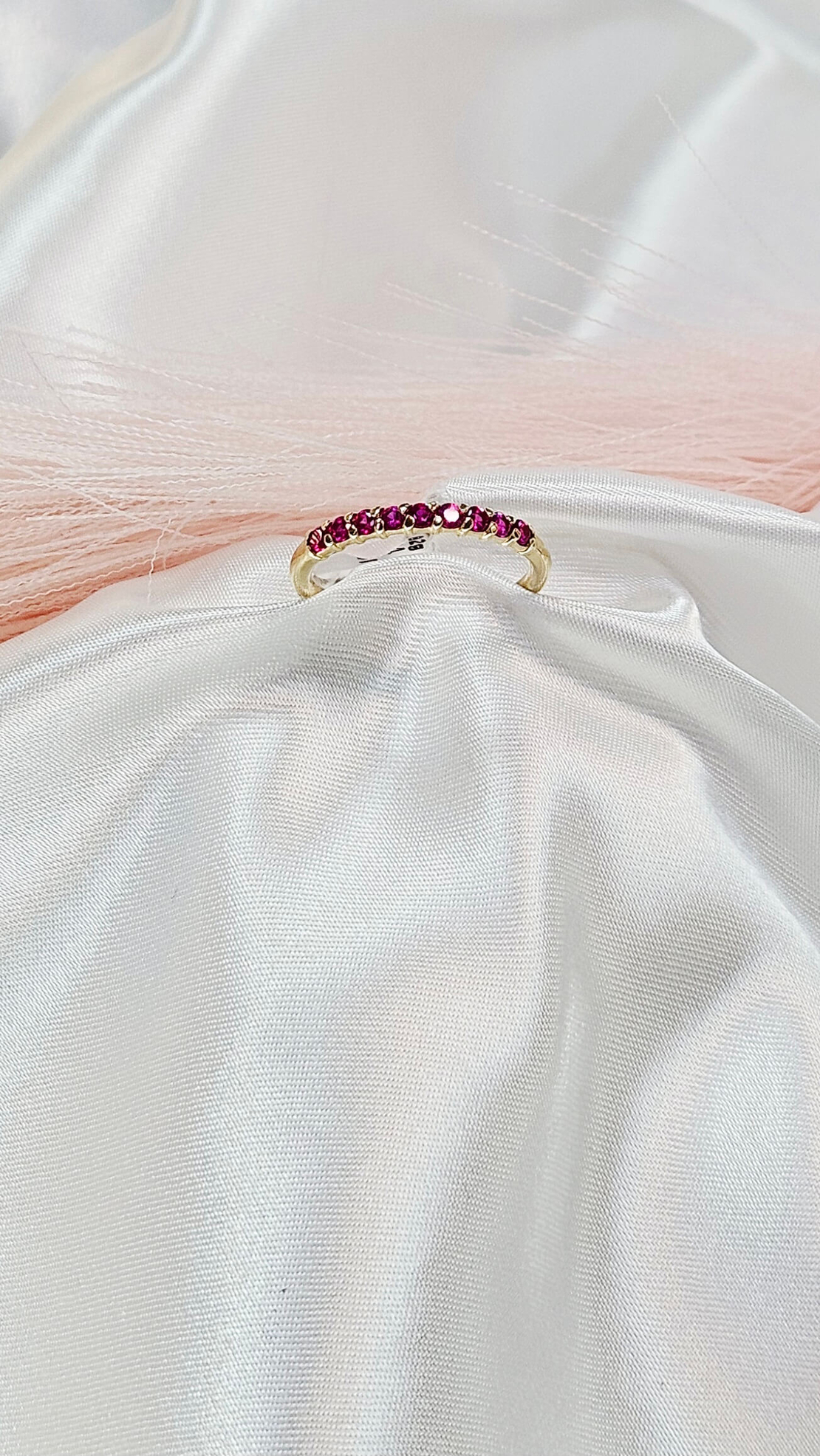 Златен пръстен с циркони в цвят малина