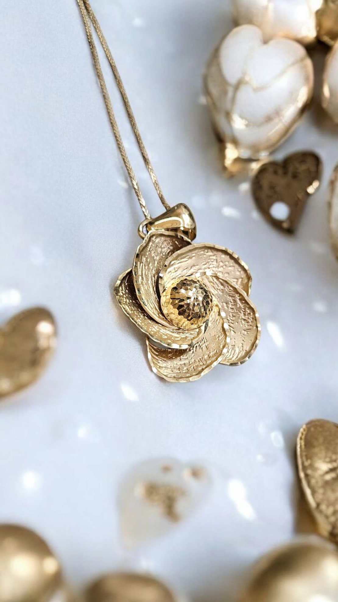 Златен медальон