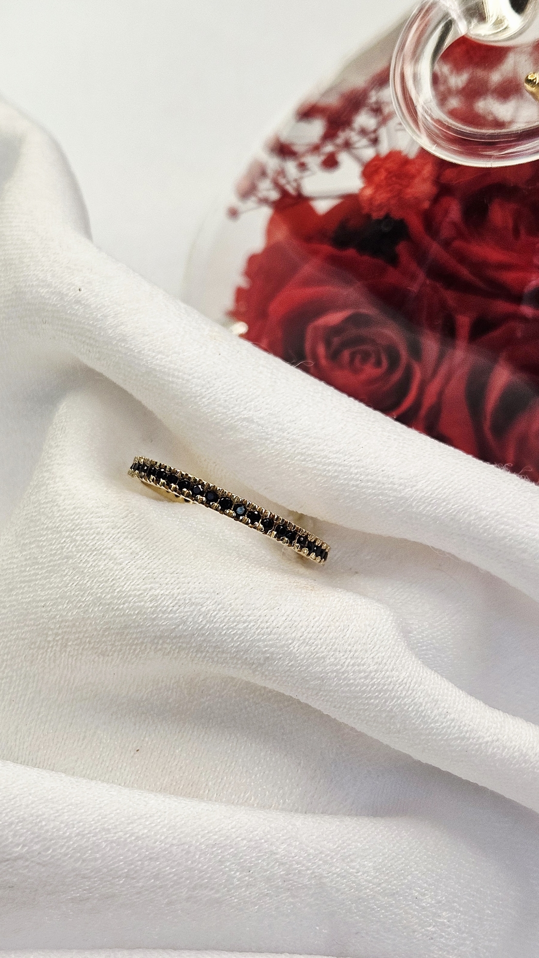 Златен пръстен с черни циркони, тип халка