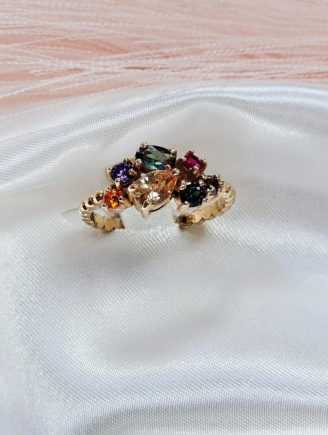 Златен пръстен от розово злато и цветни циркони