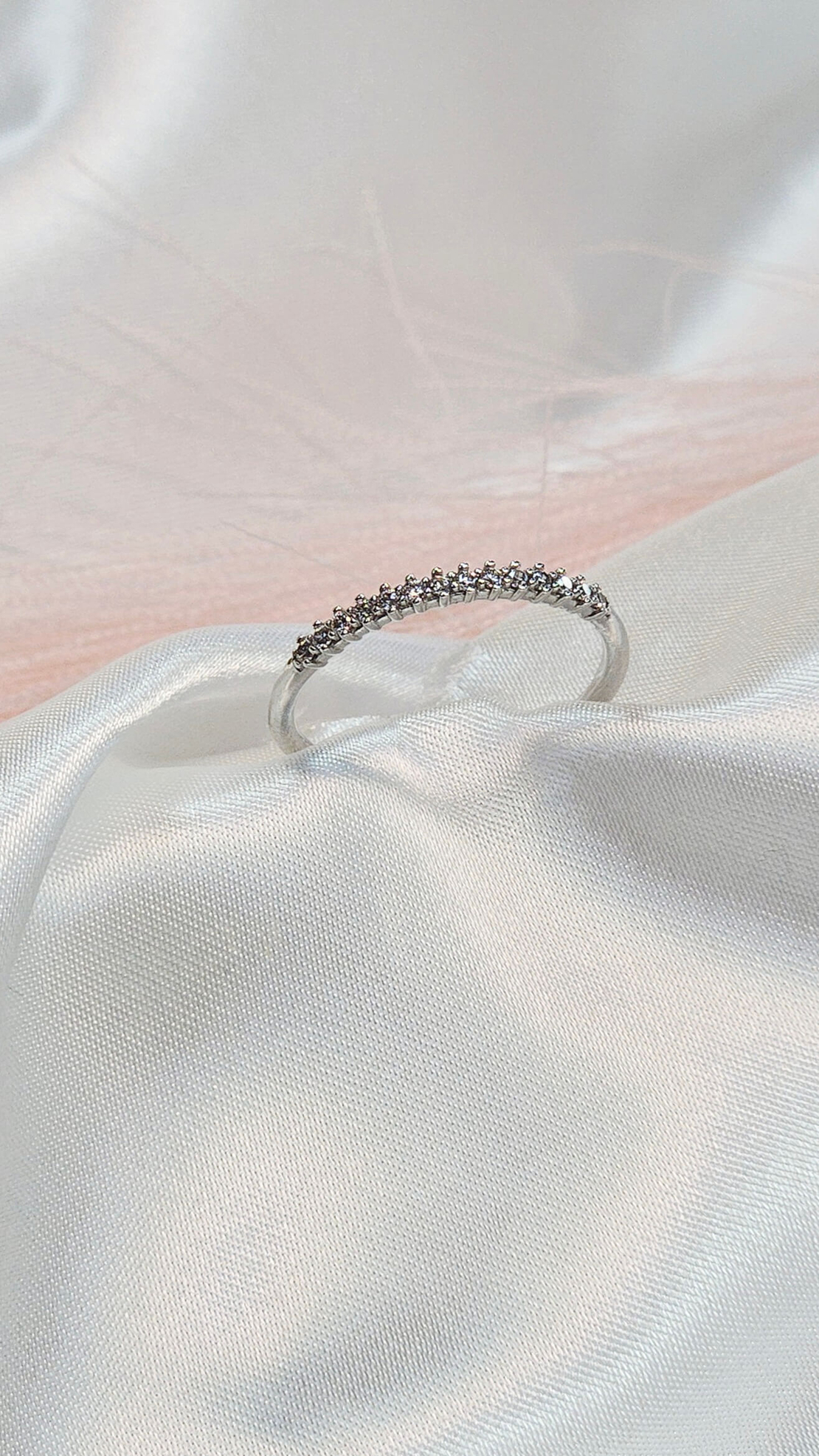 Златен пръстен тип полу-халка от бяло злато и циркони