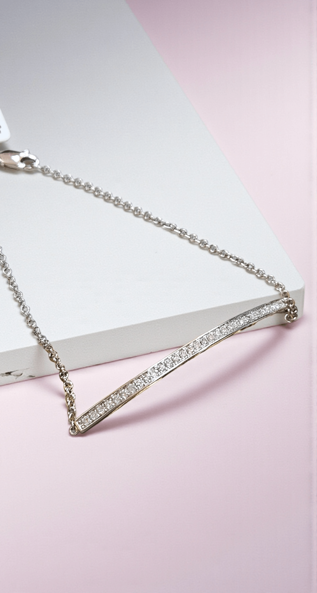 Златна гривна от бяло злато и диаманти