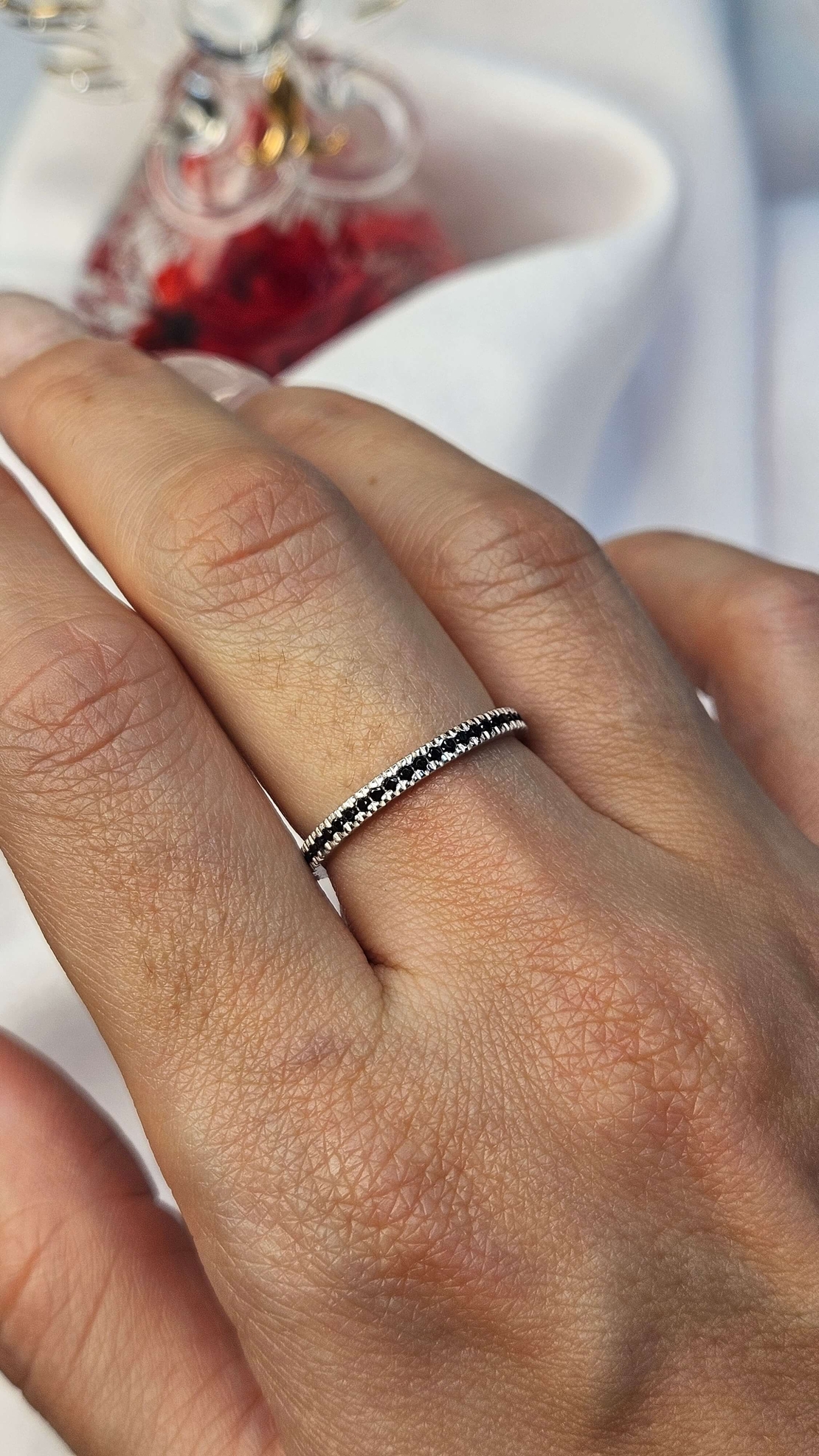 Златен пръстен от бяло злато с черни циркони, тип халка