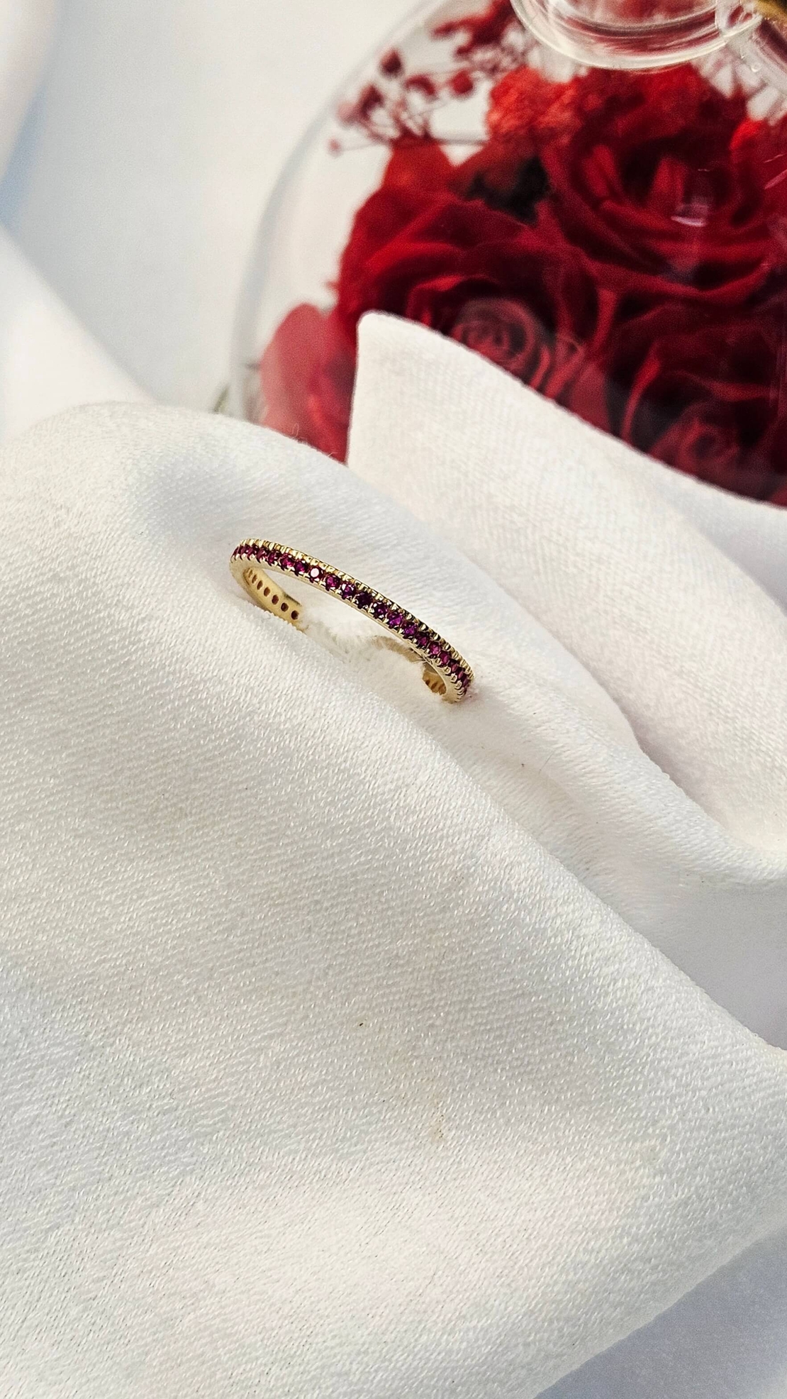 Златен пръстен с циркони цвят малина , тип халка