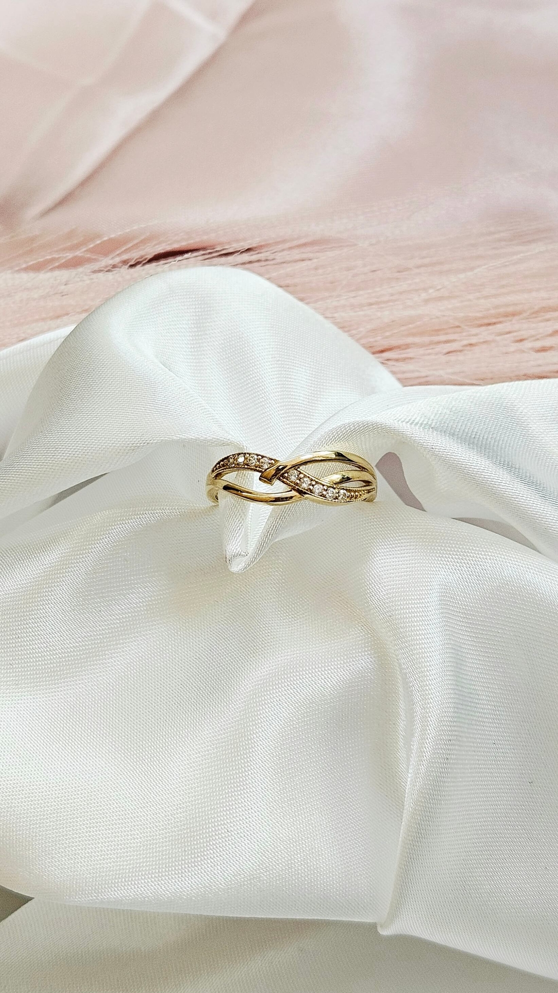 Златен пръстен Символ на безкрайност