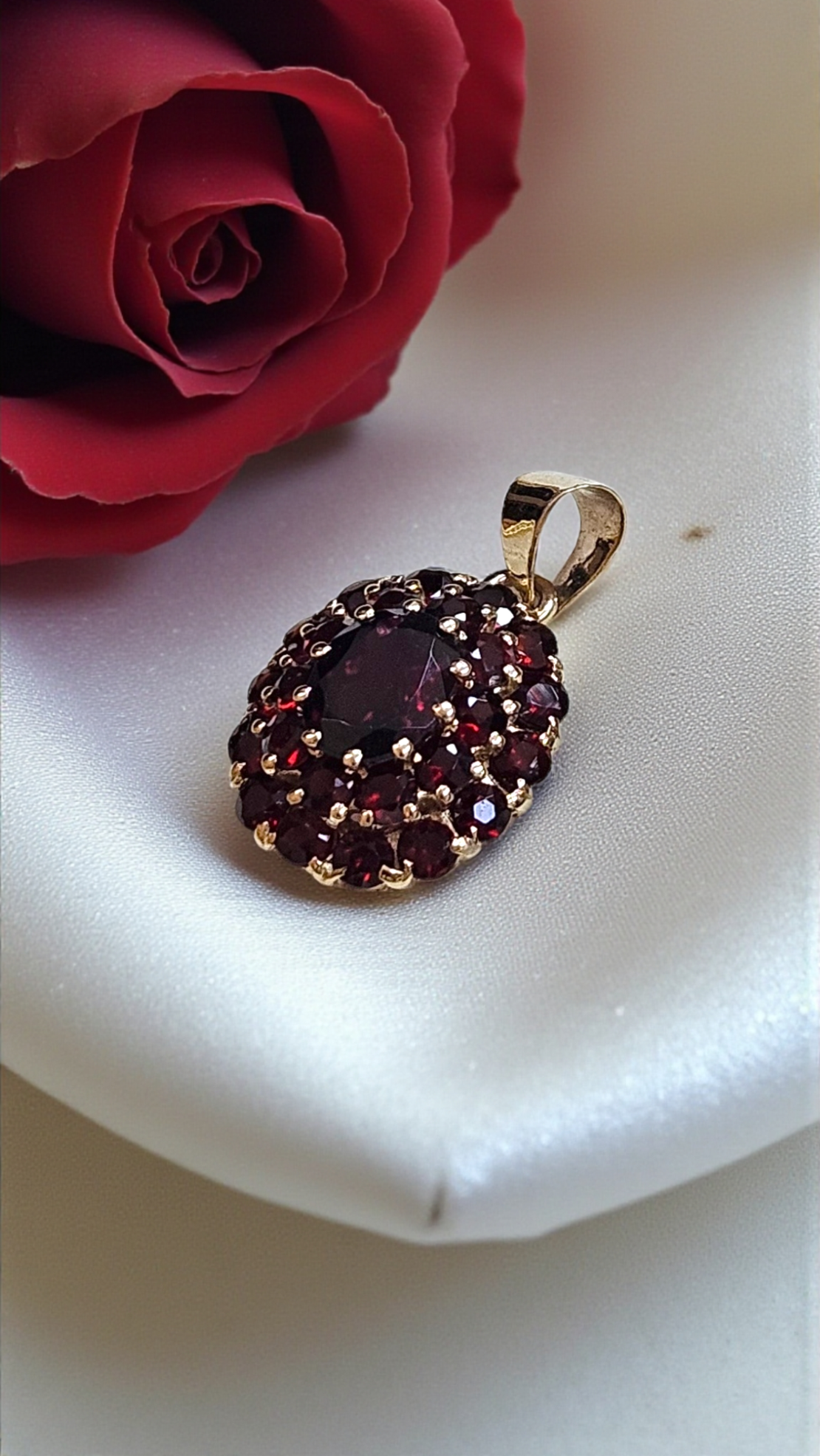 Златен  медальон с гранати