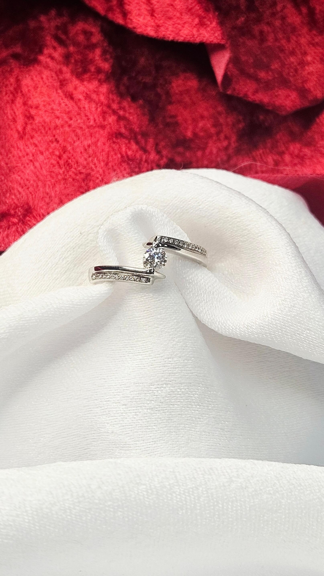 Златен пръстен  18К бяло злато с Диаманти тип Crossover