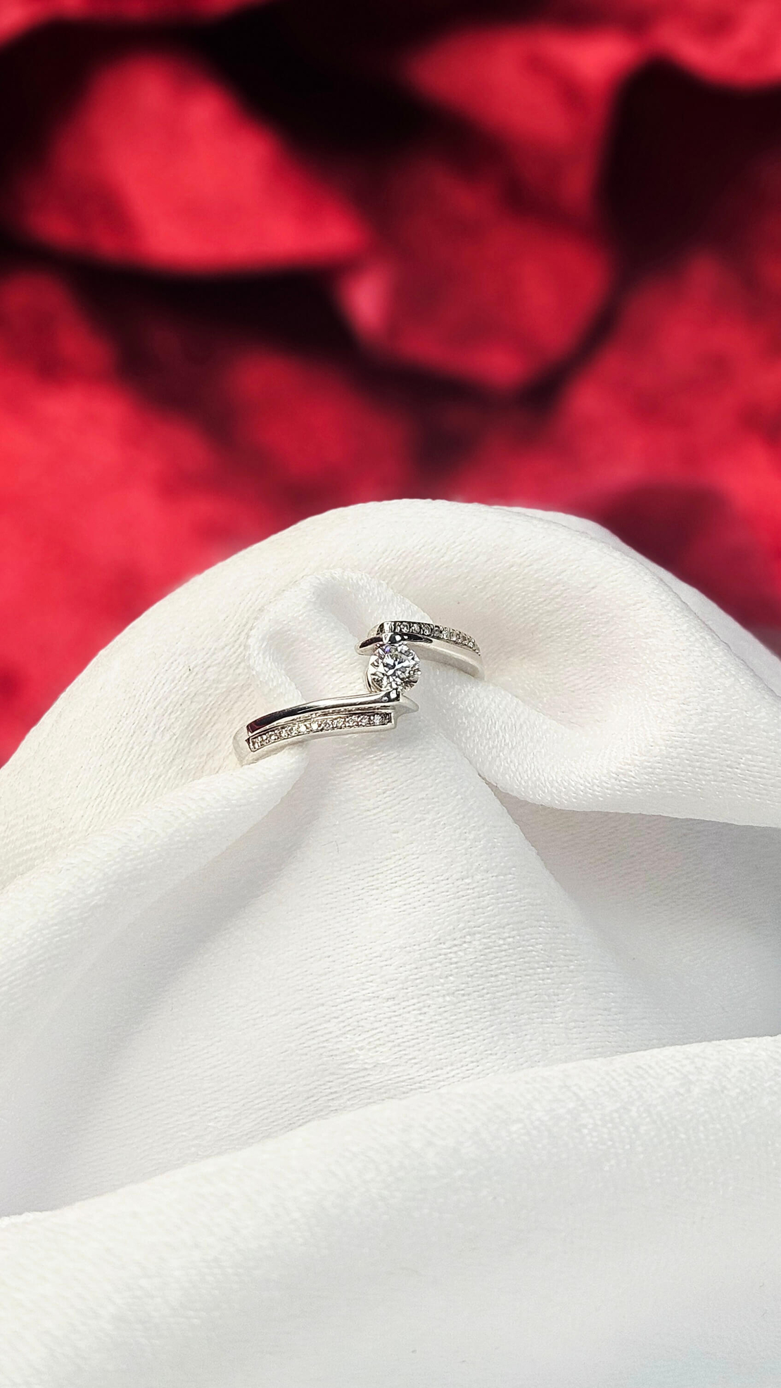 Златен пръстен  18К бяло злато с Диаманти тип Crossover