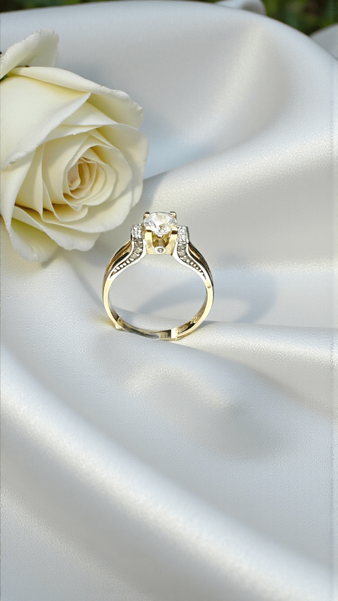 Златен пръстен с циркони