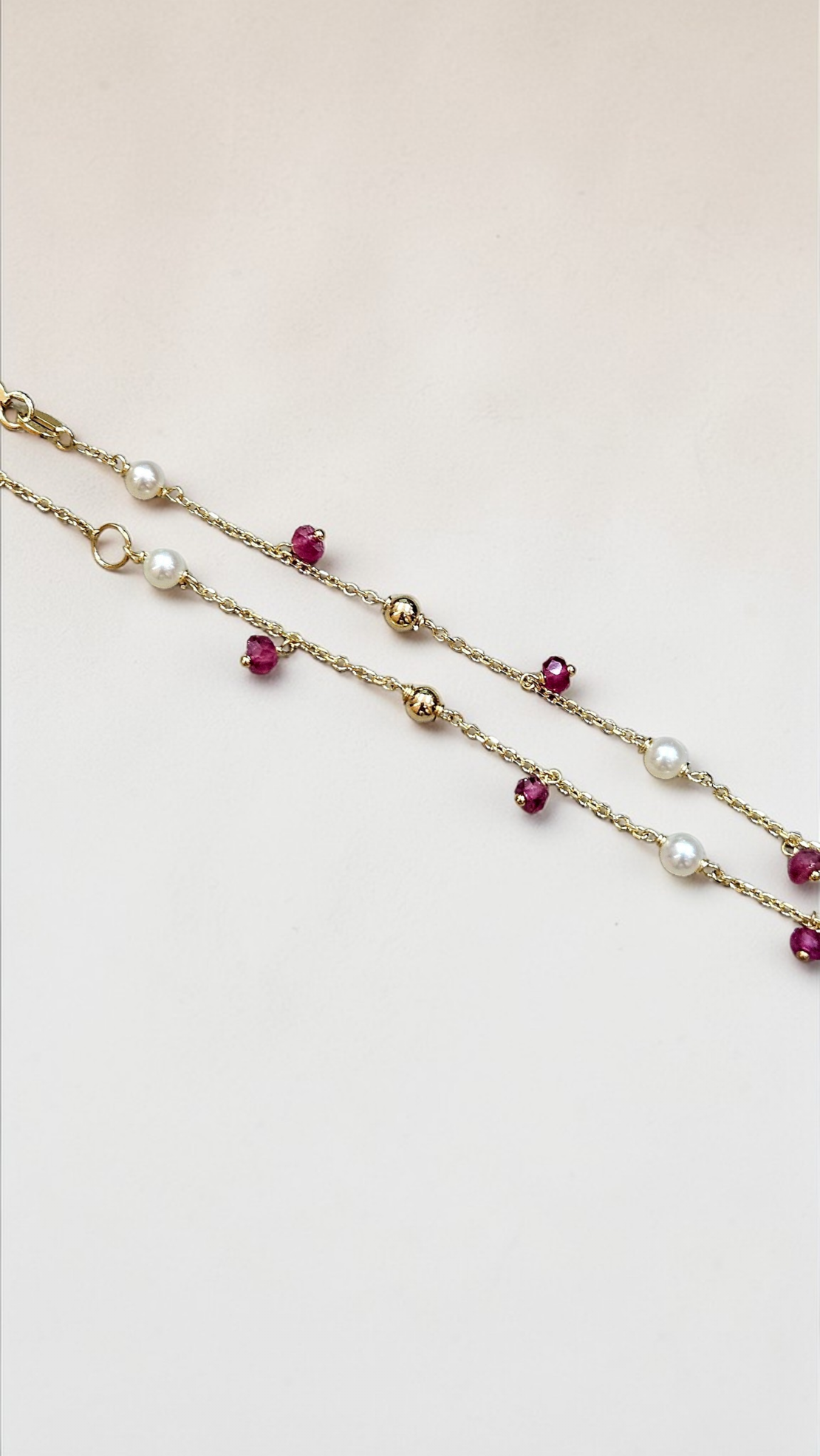 Златна гривна с перла и рубинче
