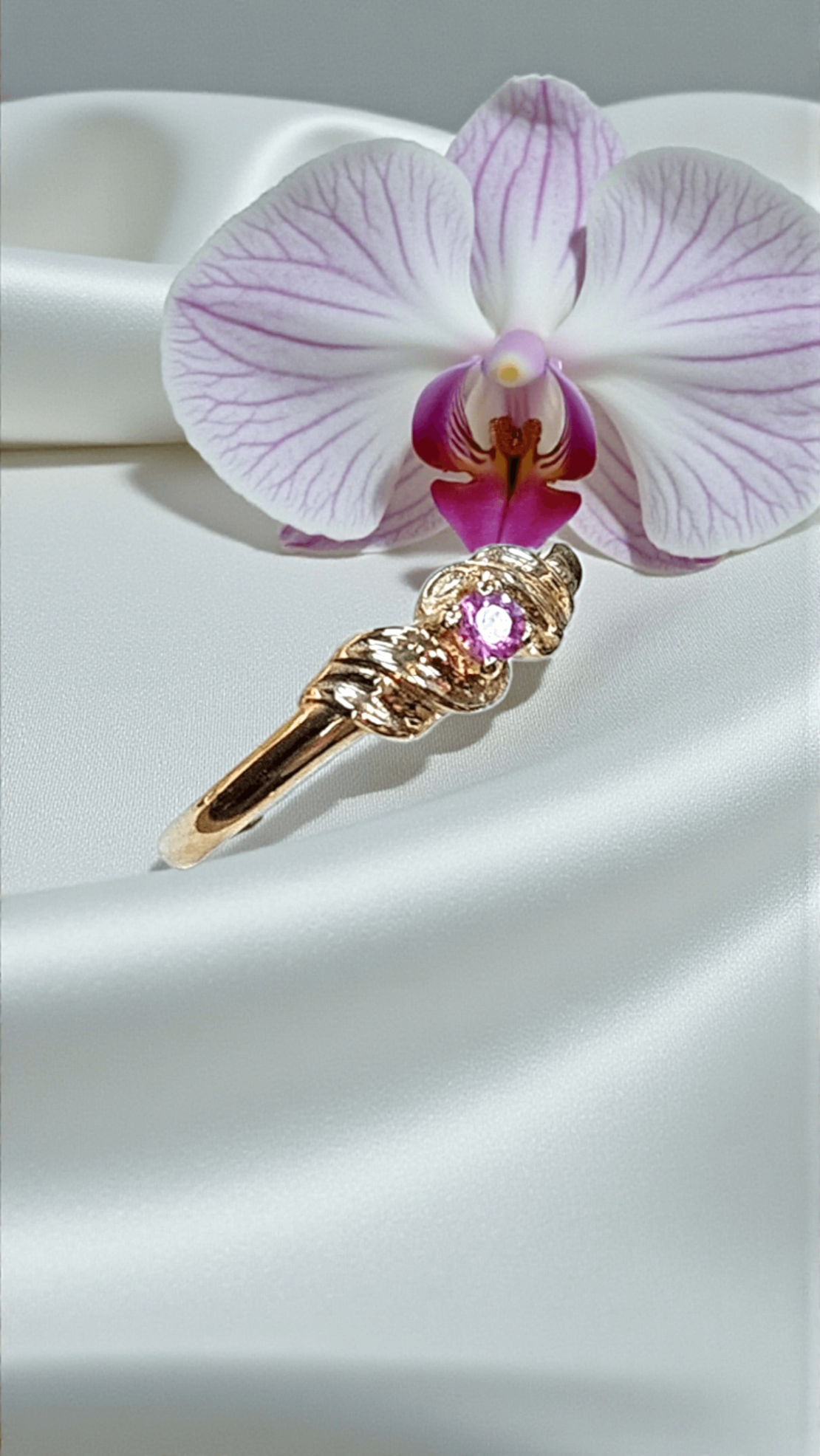 Златен пръстен с розов сапфир