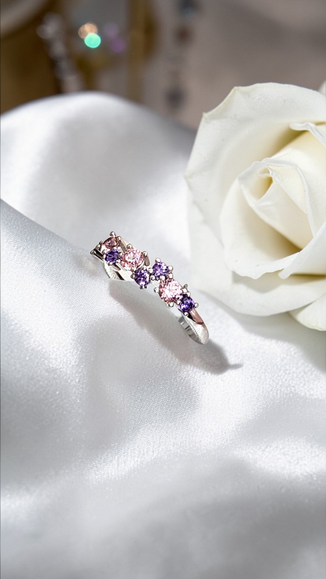 Златен пръстен с розови и лилави циркони