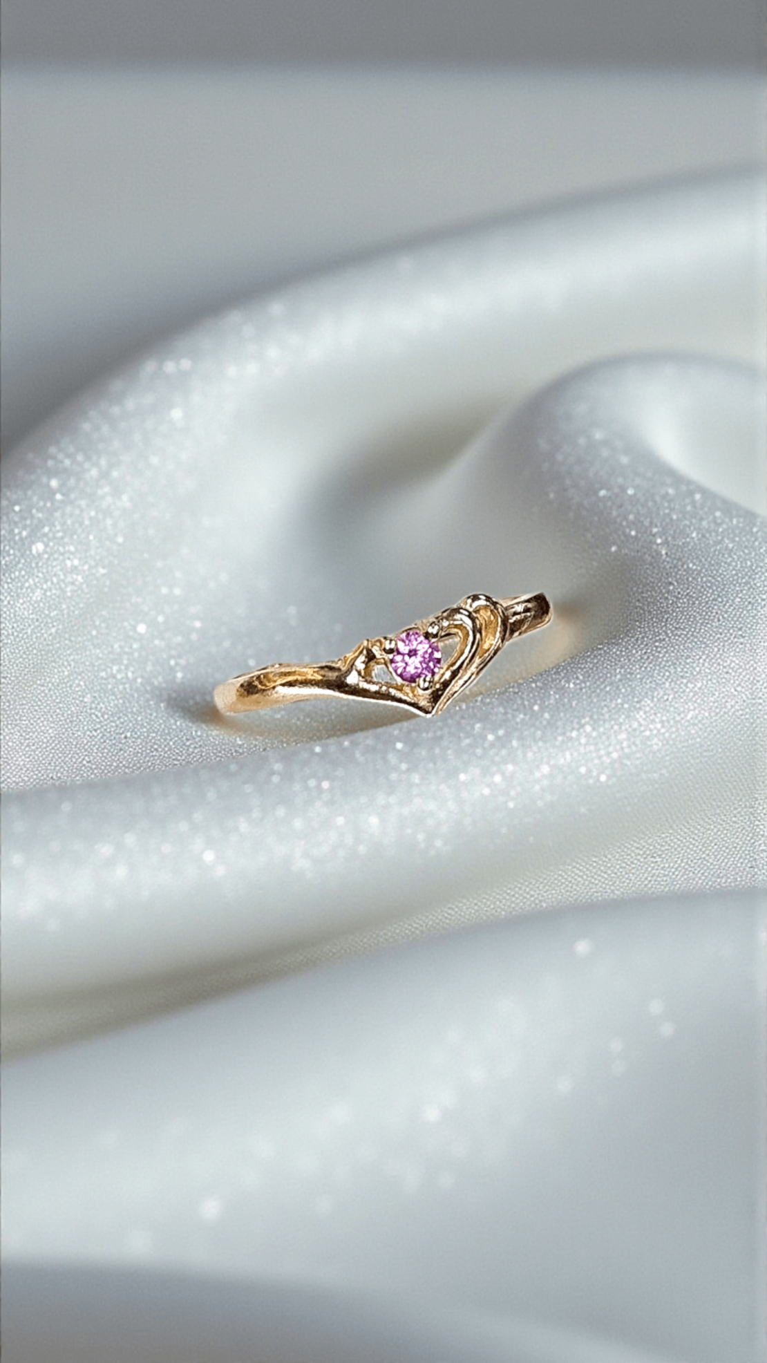 Златен пръстен с розов сaпфир в прегръдка от сърца