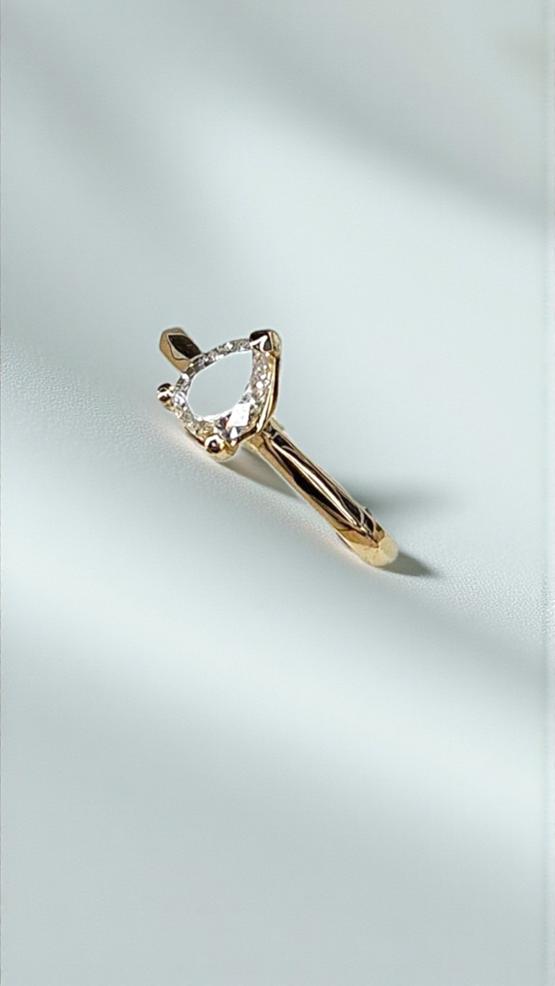 Годежен златен пръстен с диамант