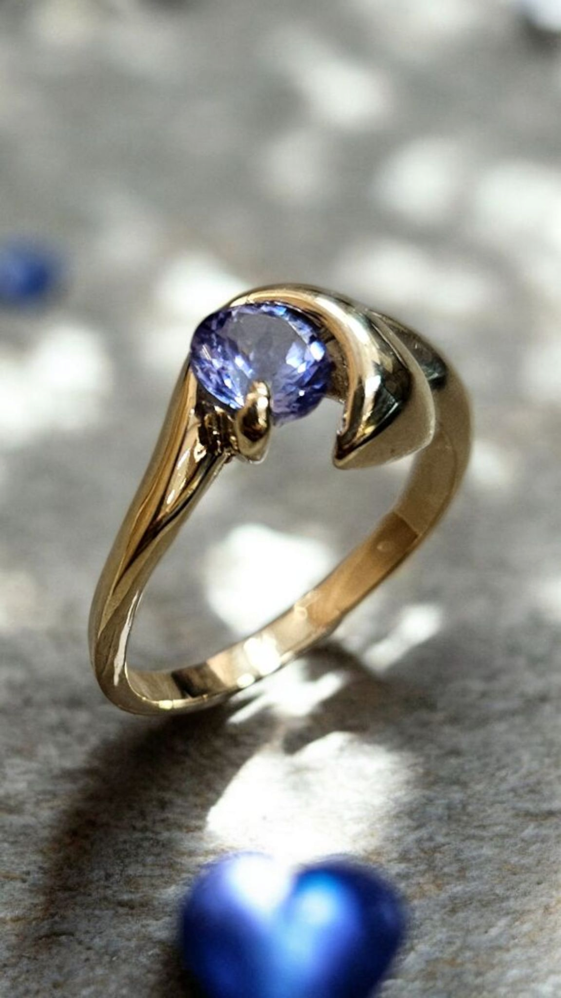 Златен пръстен с танзанит