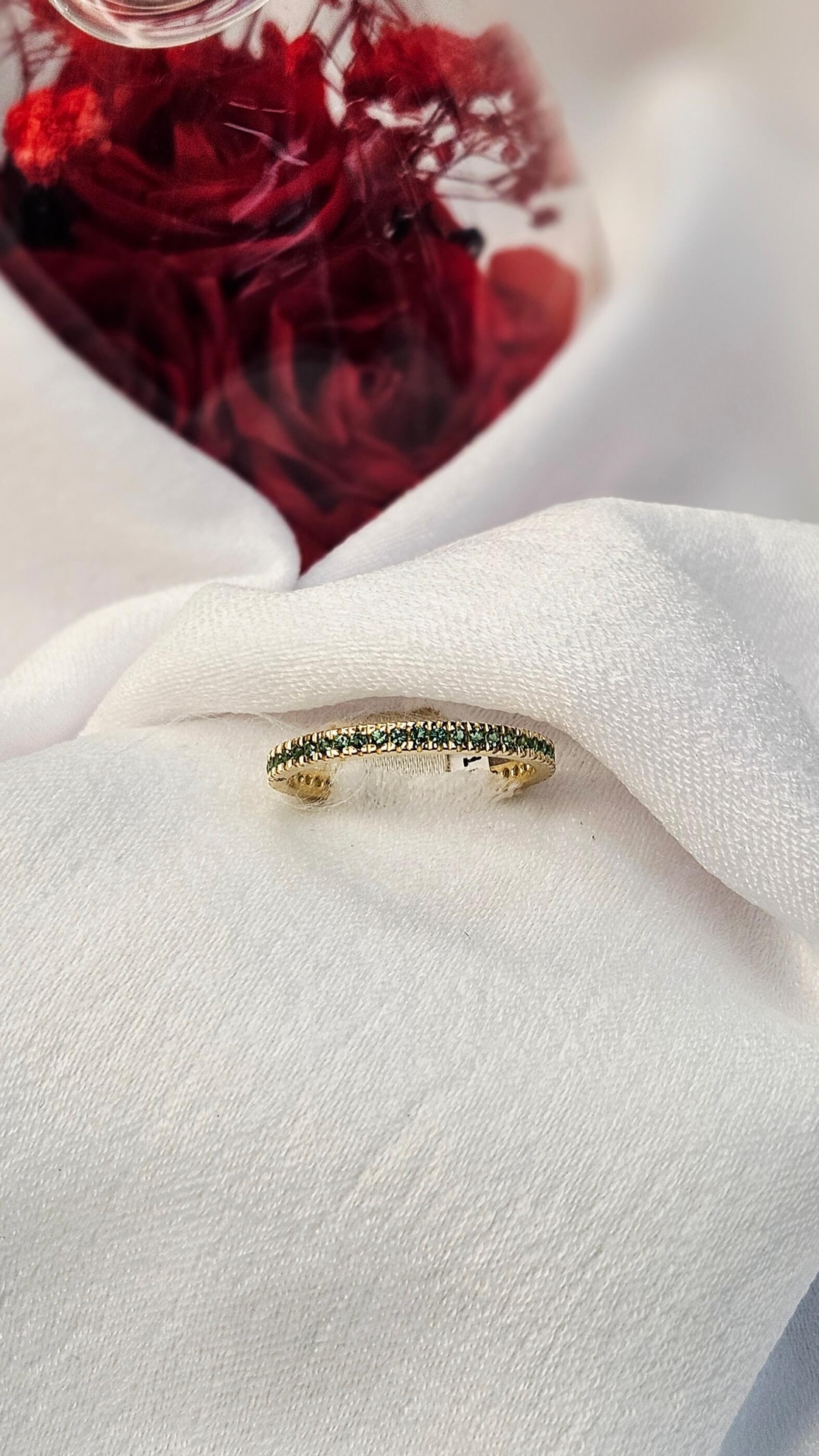 Златен пръстен със зелени циркони, тип халка