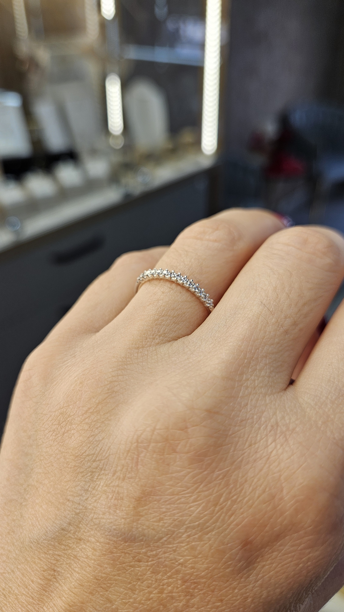 Златен пръстен тип полу-халка от бяло злато и циркони