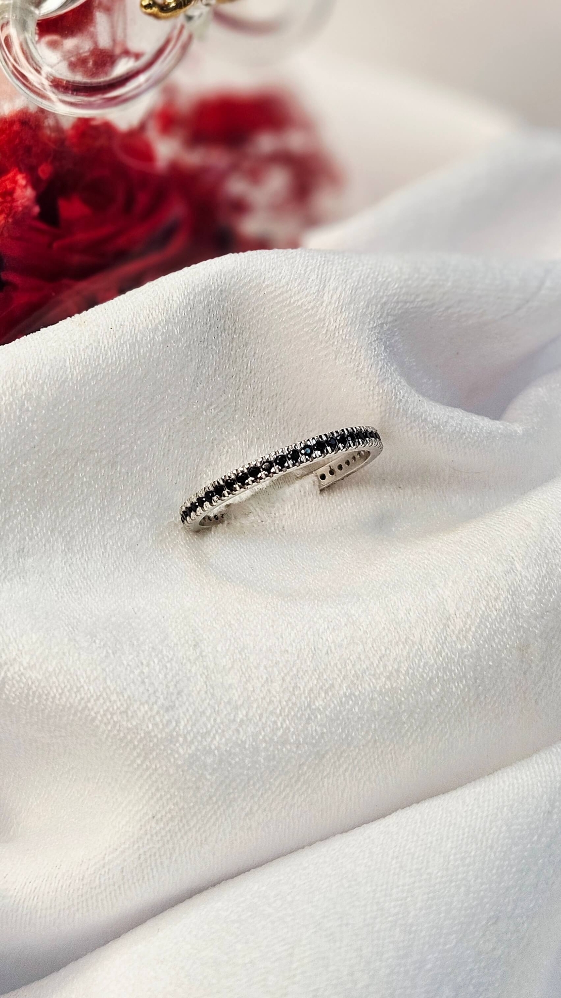 Златен пръстен от бяло злато с черни циркони, тип халка