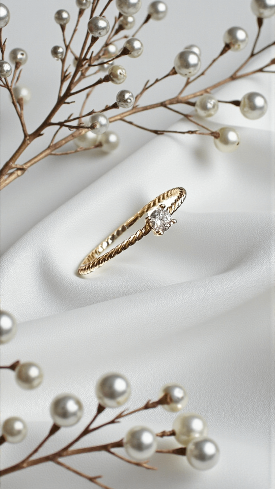 Златен пръстен от жълто злато с циркони