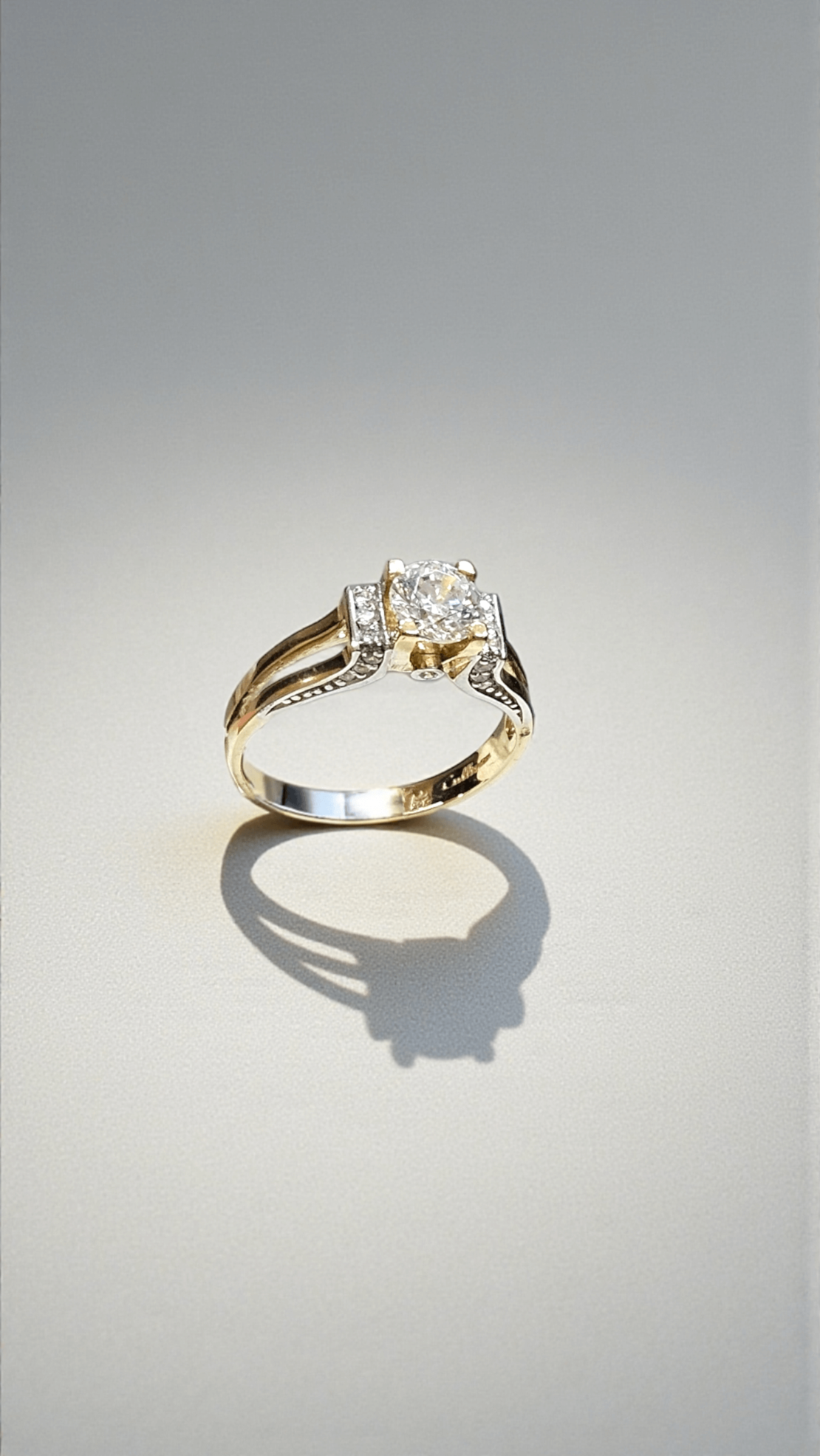 Златен пръстен с циркони