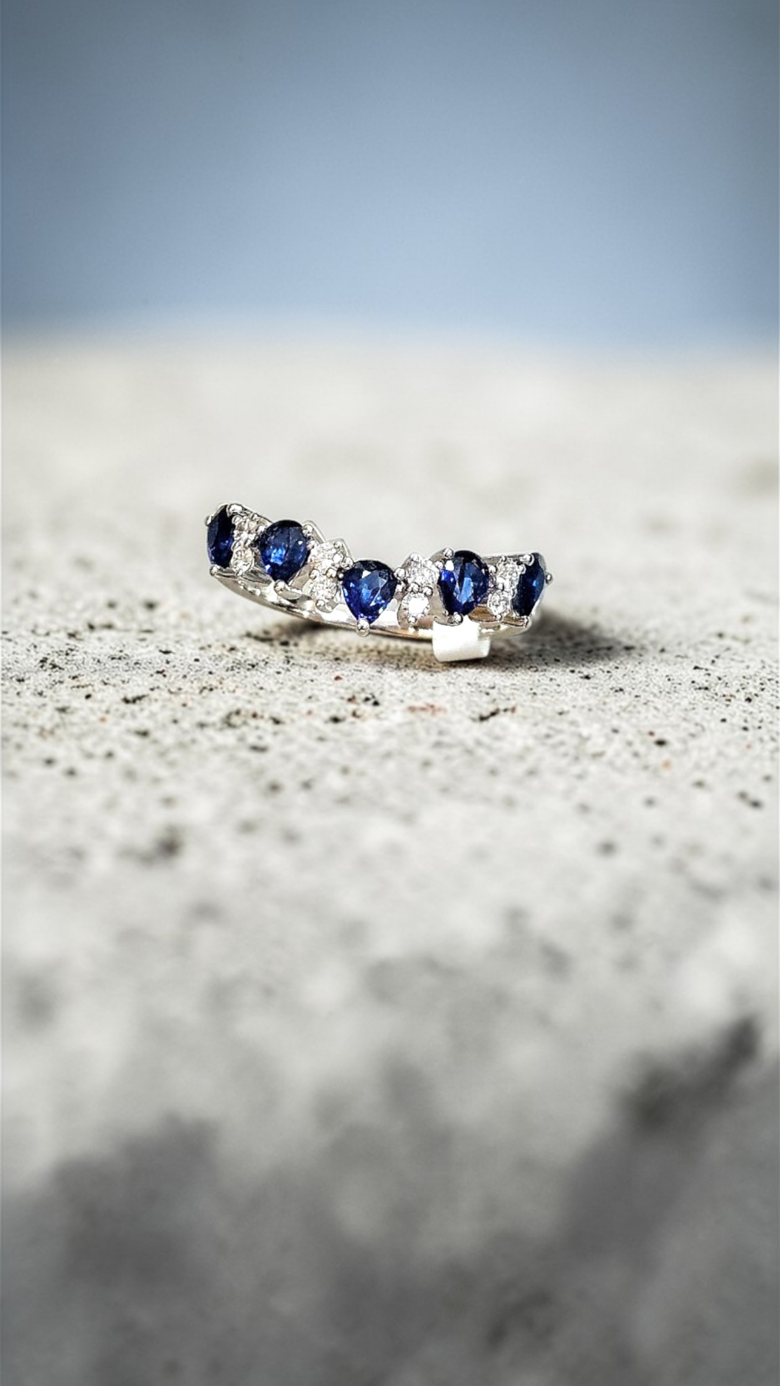 Златен пръстен със сапфири и диамантиСиня Елегантност I GIOIELLI DEL SOLE