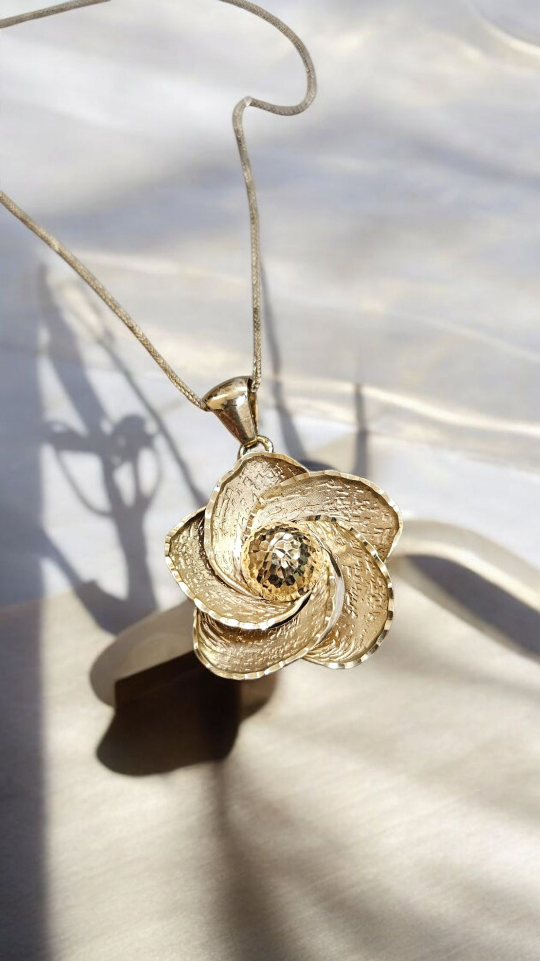 Златен медальон