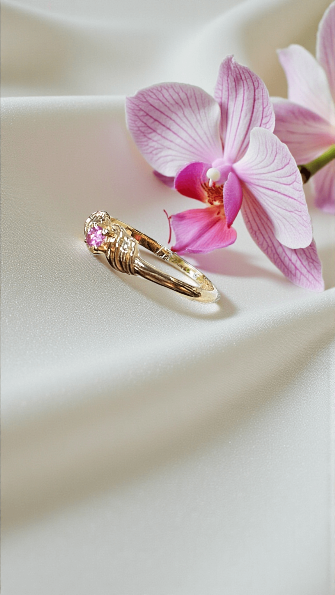 Златен пръстен с розов сапфир
