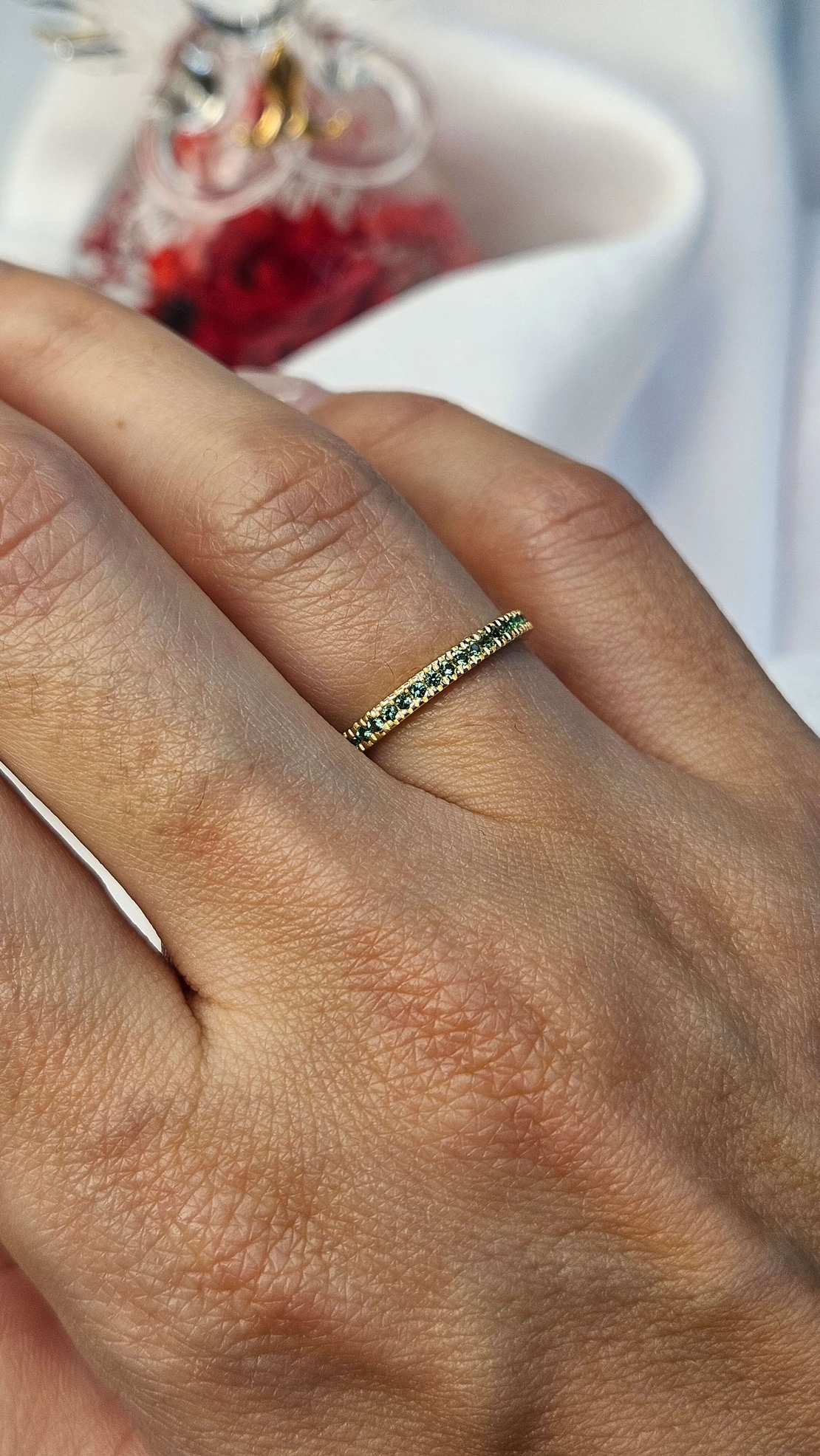 Златен пръстен със зелени циркони, тип халка