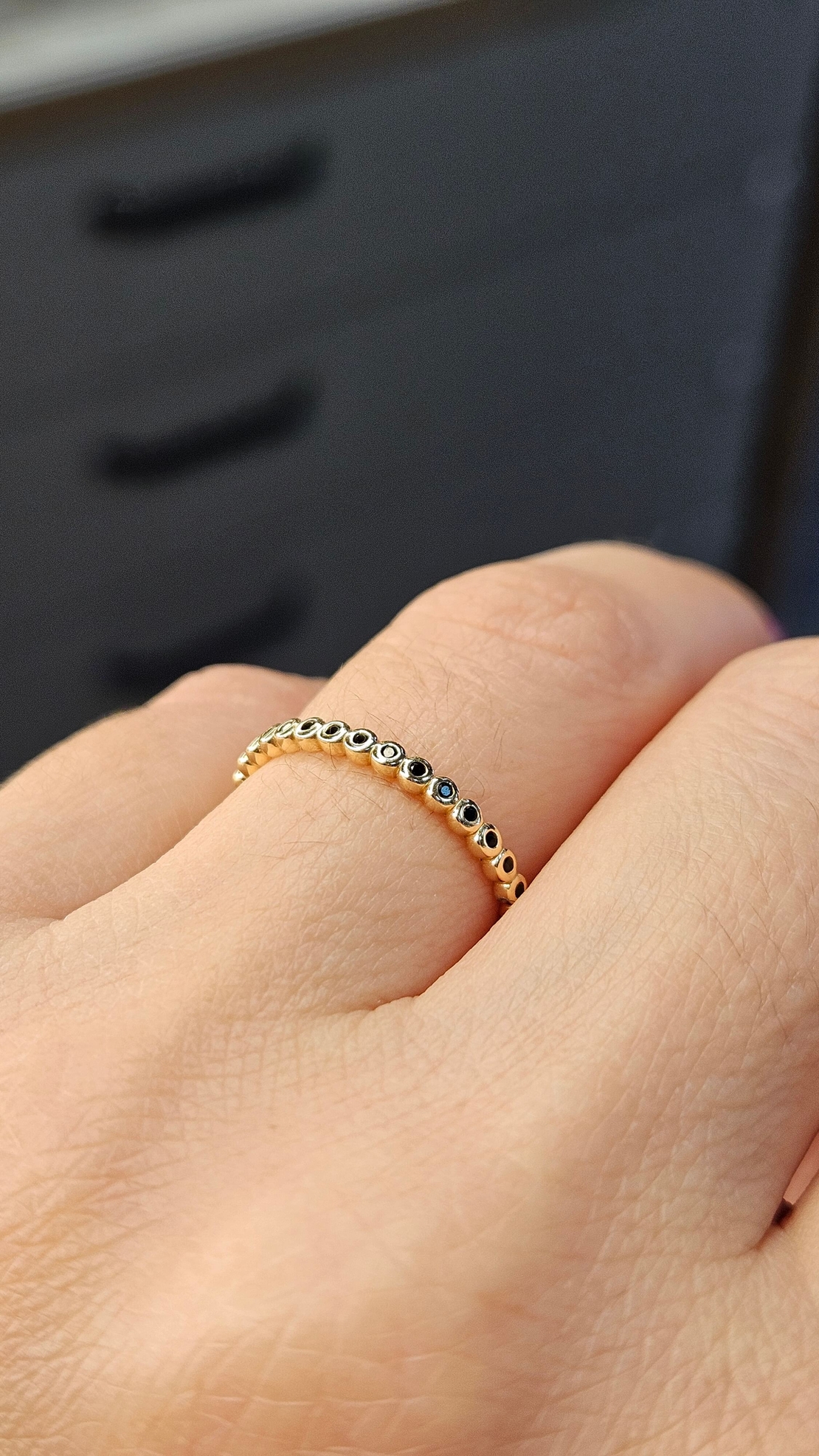 Златен пръстен тип халка с инкрустирани черни циркони