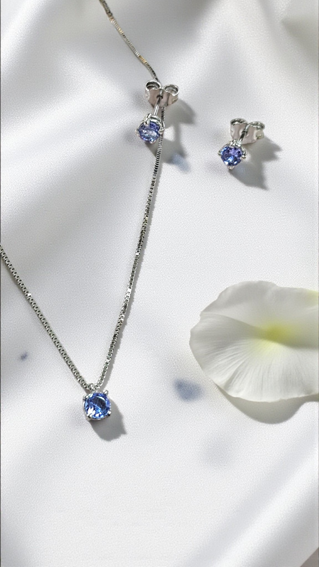 Комплект обеци и колие от бяло злато с Танзанит