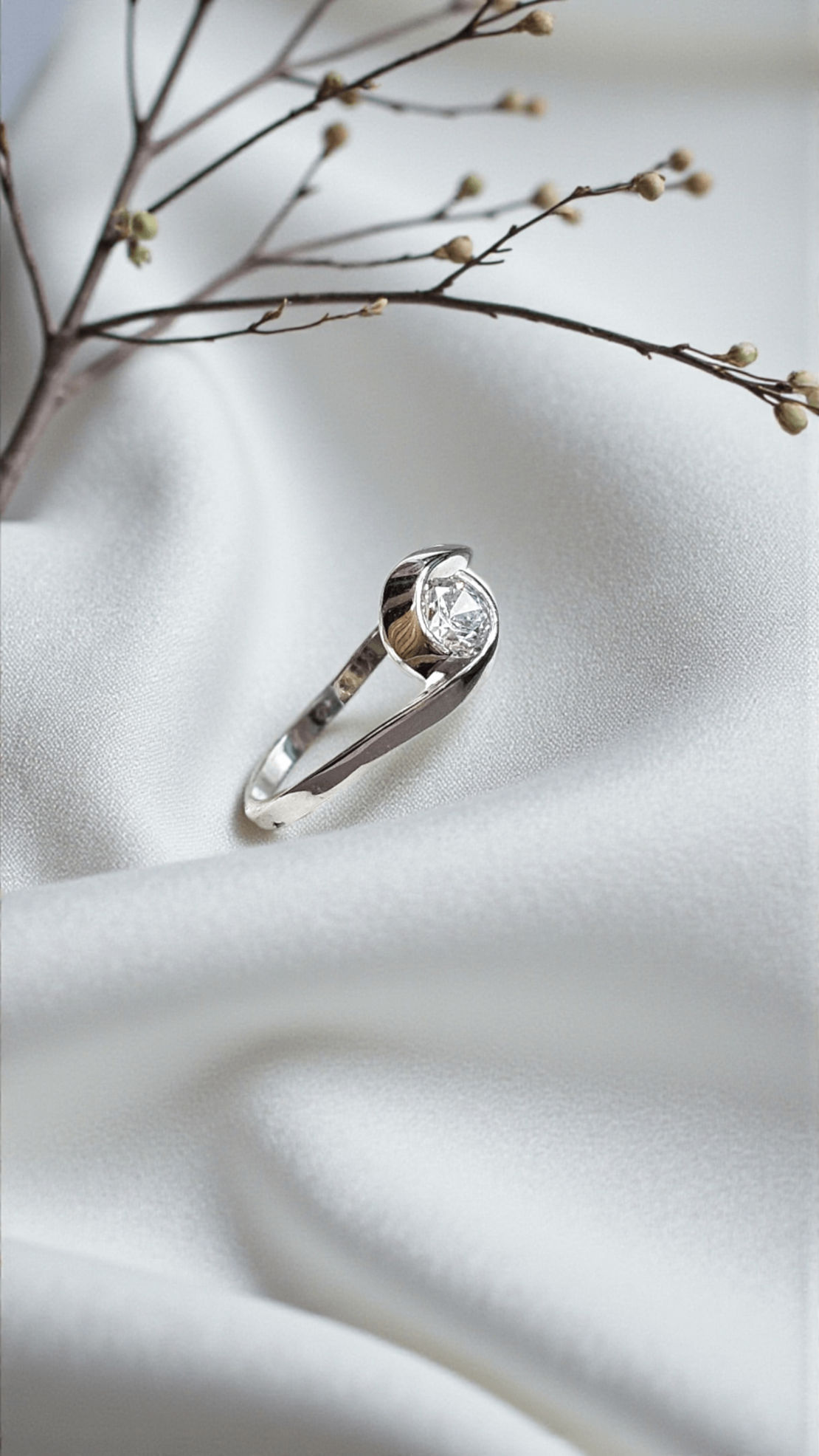 Златен пръстен от бяло злато с цирконий