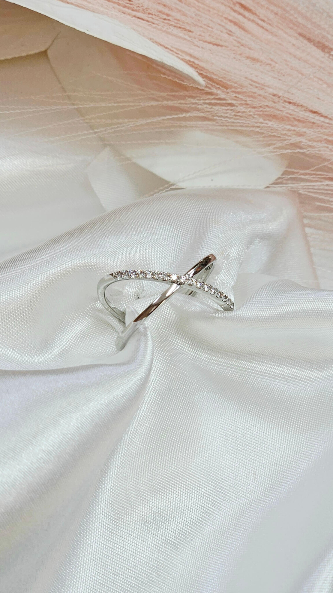 Златен пръстен от бяло злато Преплетени Халки