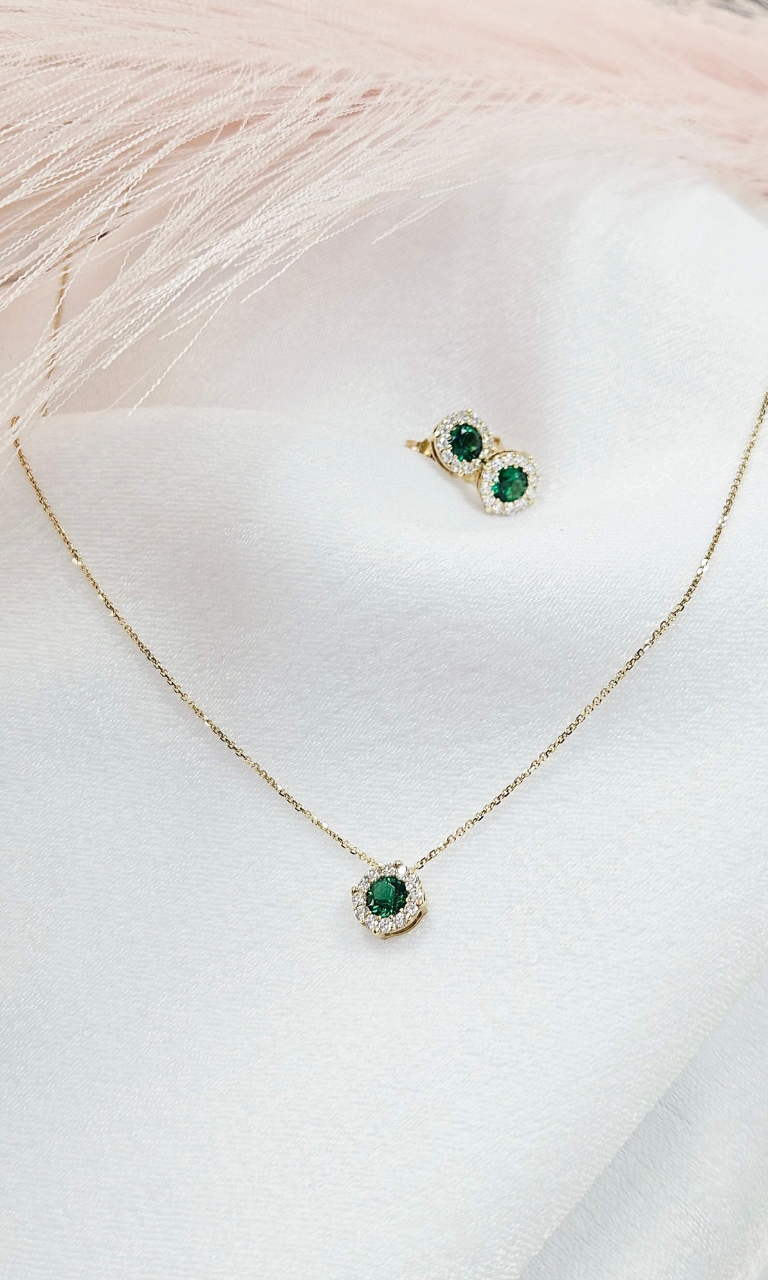 Дамски комплект със зелени и бели циркони