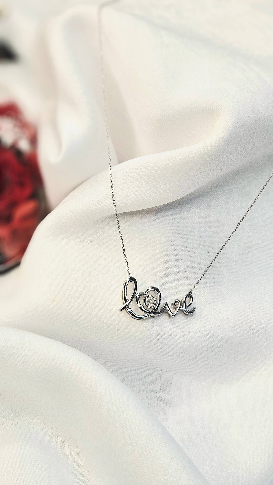 Златно колие от 14К бяло злато и диамант Love