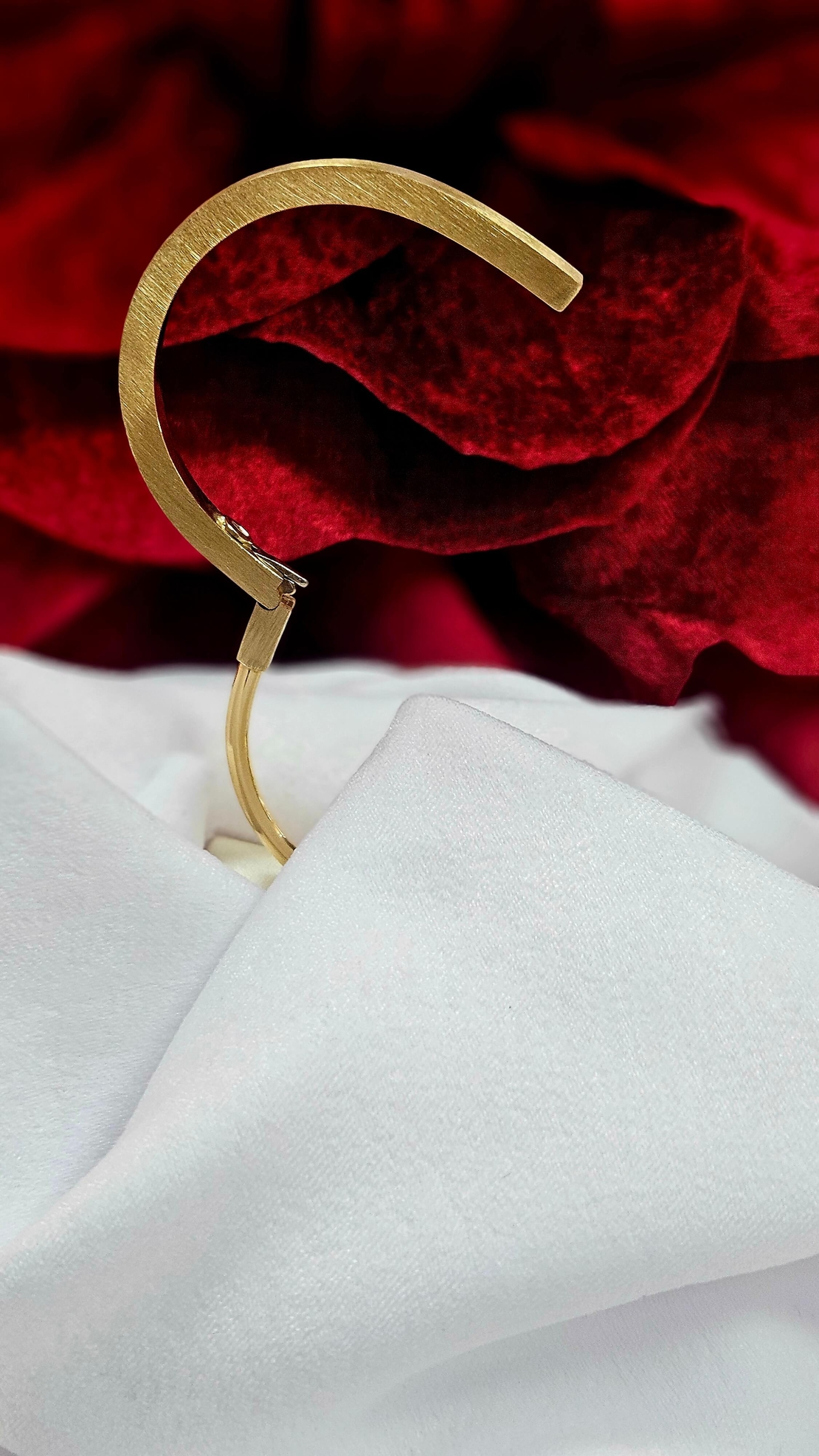 Твърда Златна Гривна от Диамантирано и Сатенирано злато