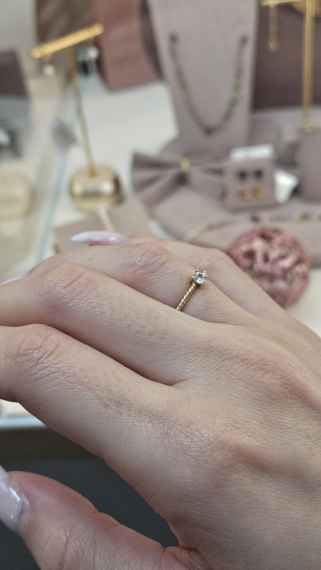 Златен пръстен от жълто злато с циркони