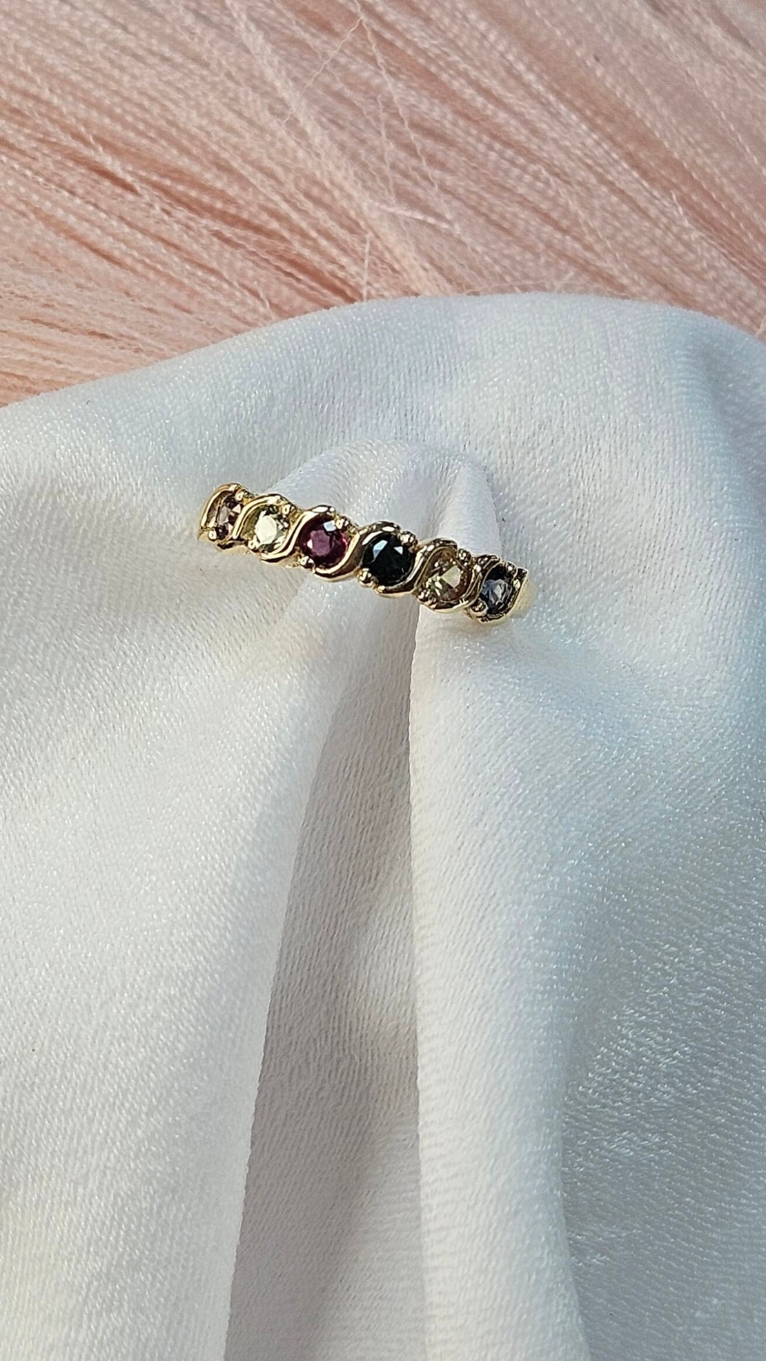 Златен пръстен със сапфири в различни цветове