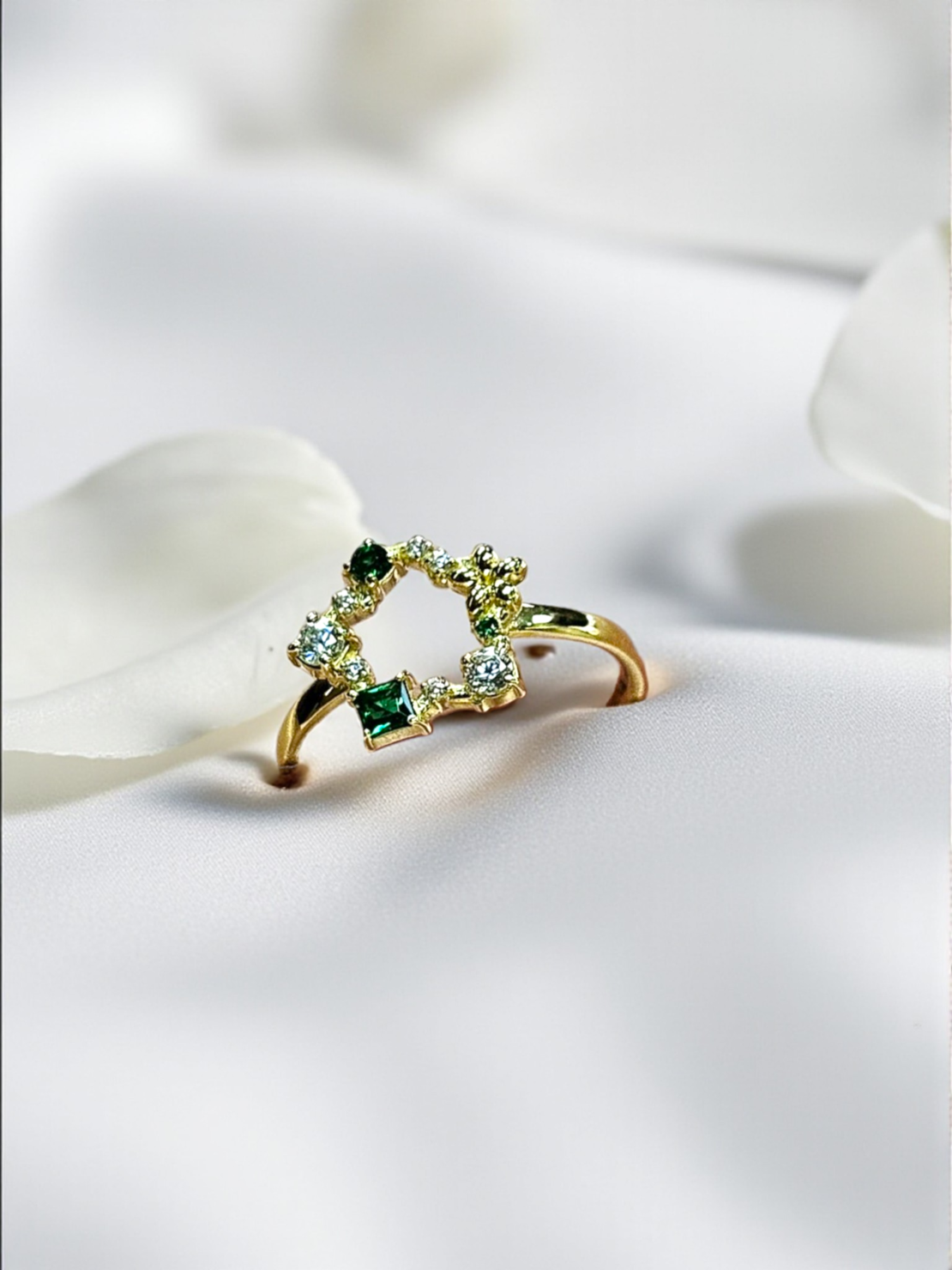 Златен пръстен със зелени и бели циркони