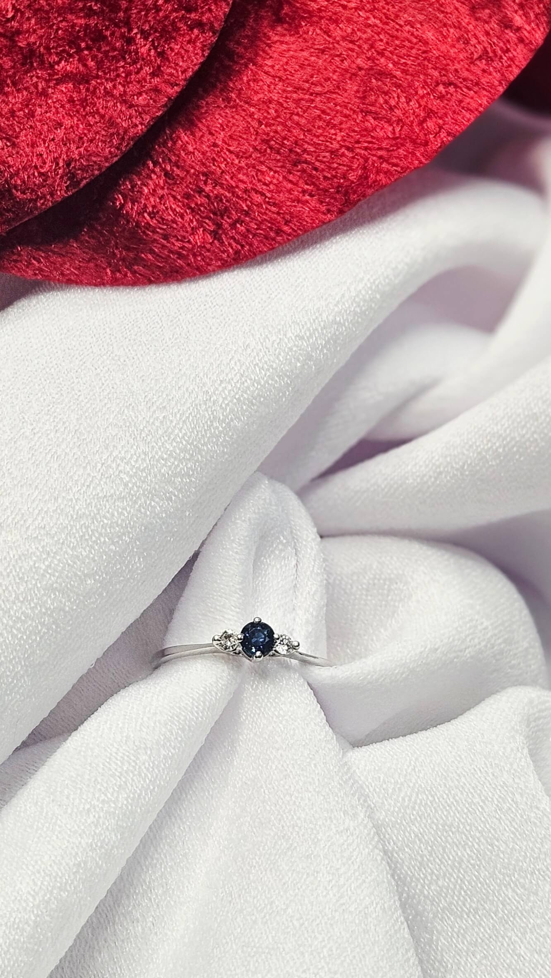 Пръстен от бяло злато 18К с диаманти и сапфир