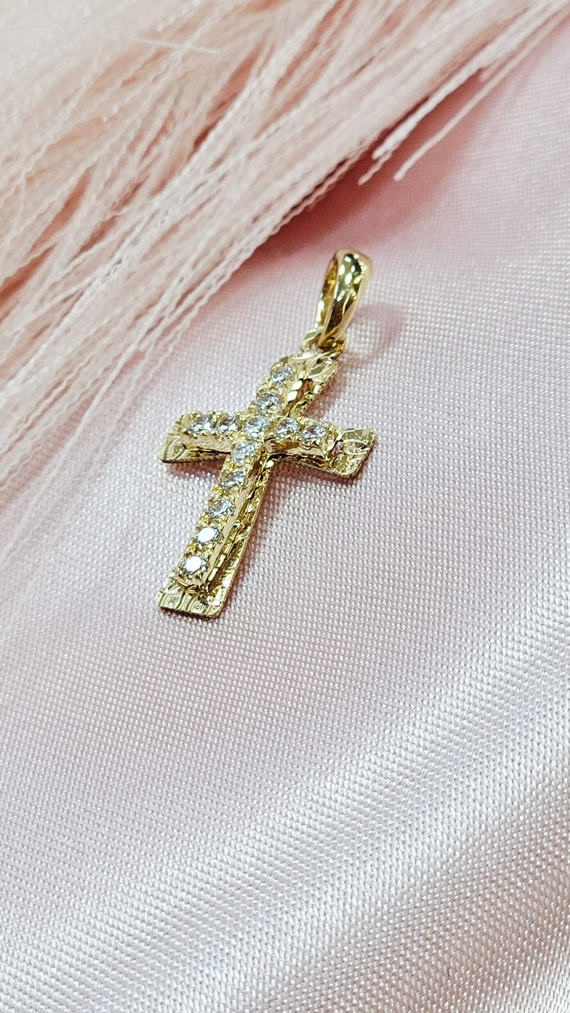 Златно кръстче с циркони