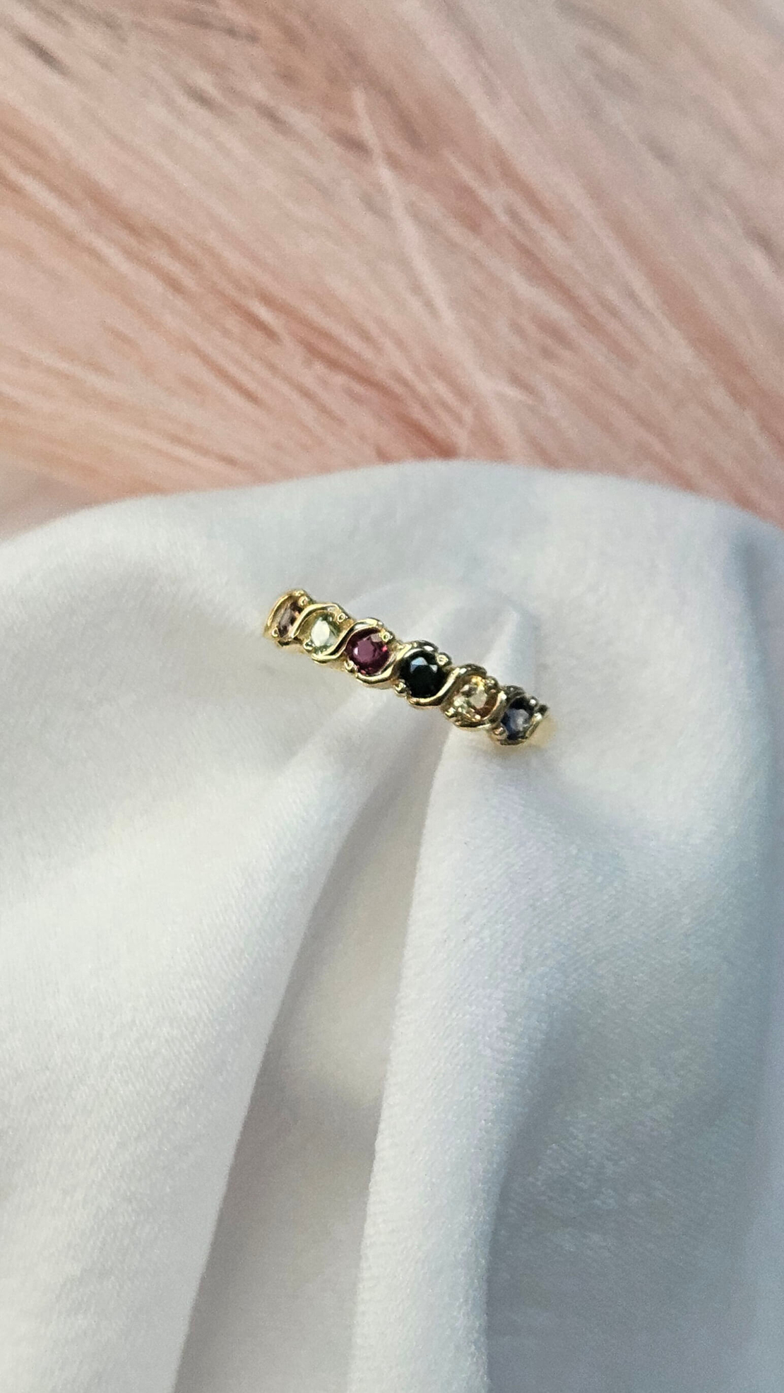 Златен пръстен със сапфири в различни цветове