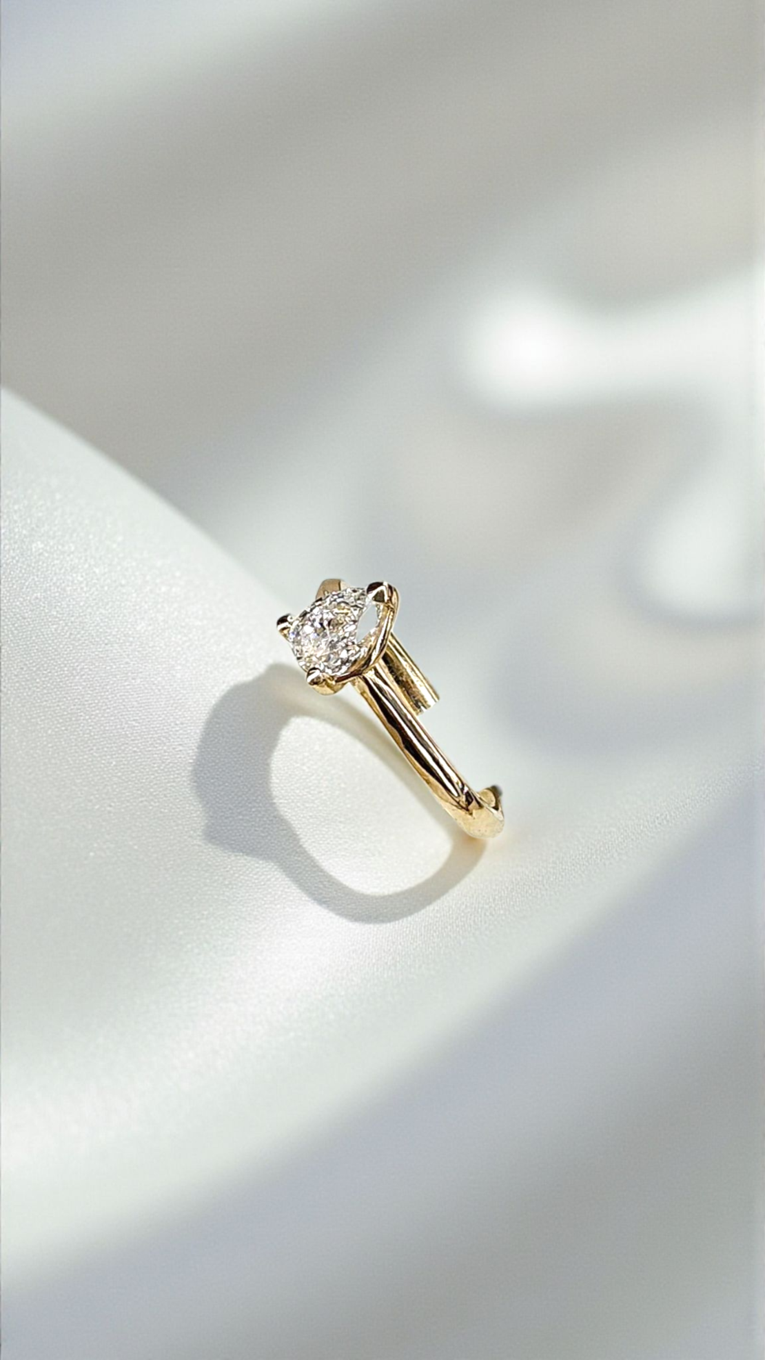 Годежен златен пръстен с диамант