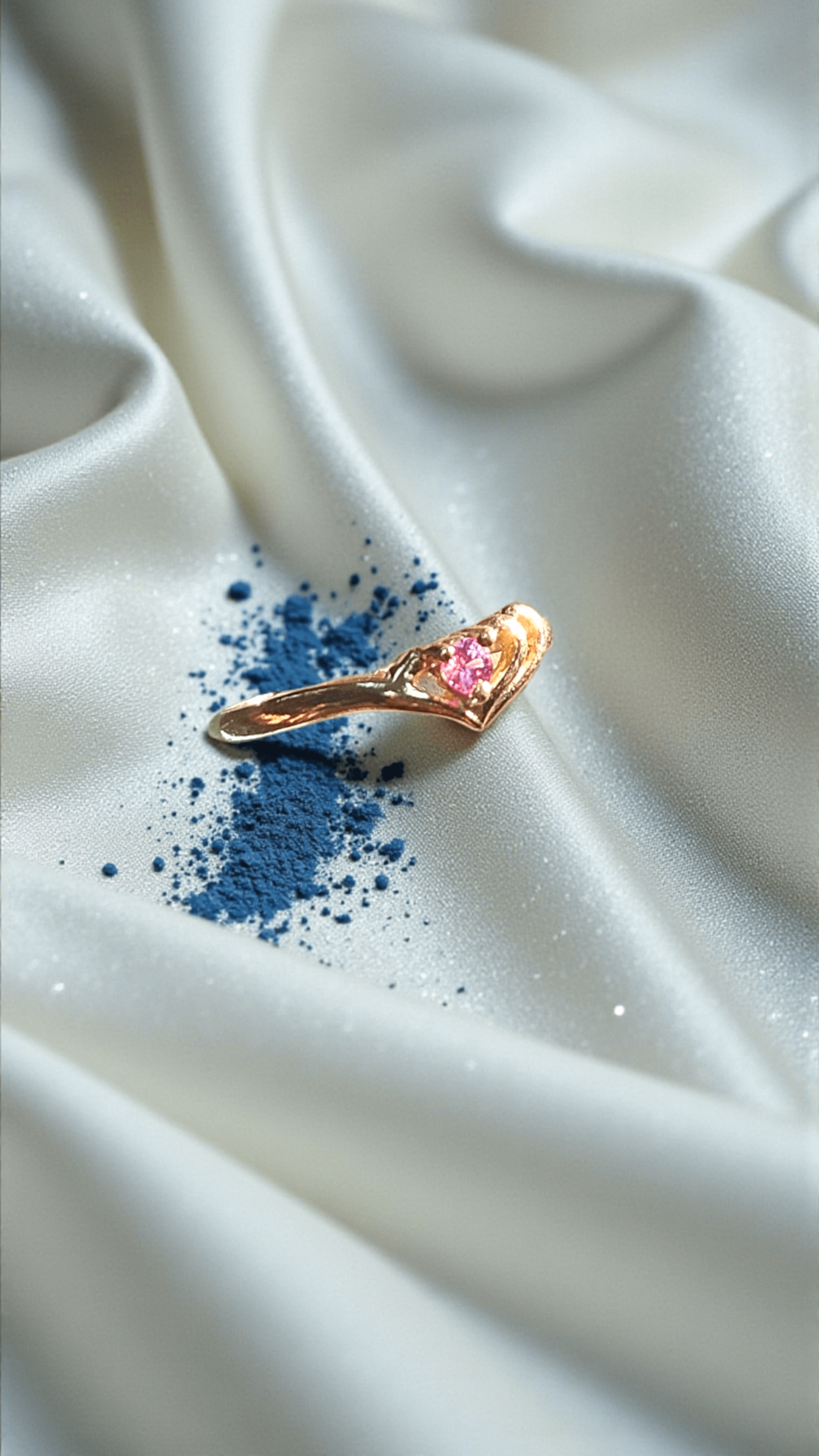 Златен пръстен с розов сaпфир в прегръдка от сърца