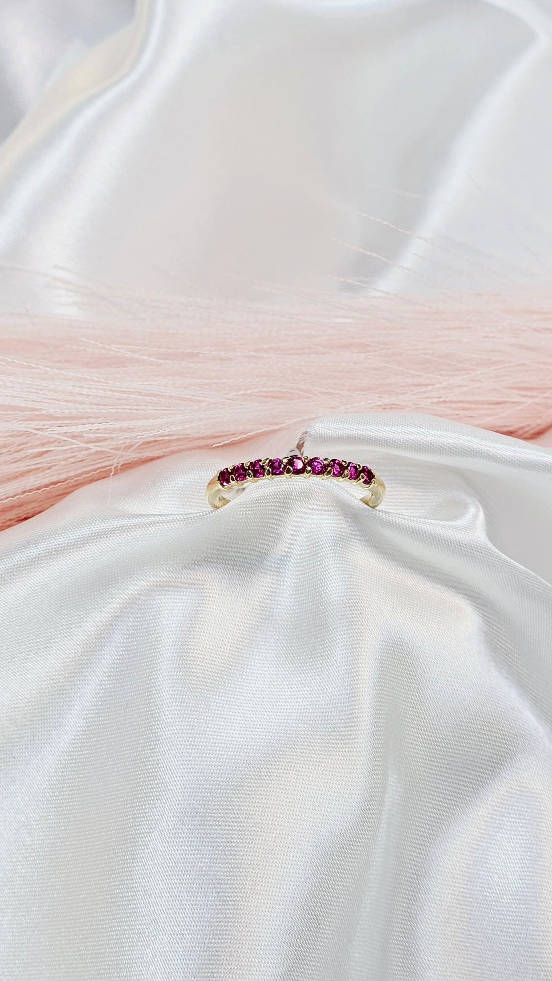 Златен пръстен с циркони в цвят малина