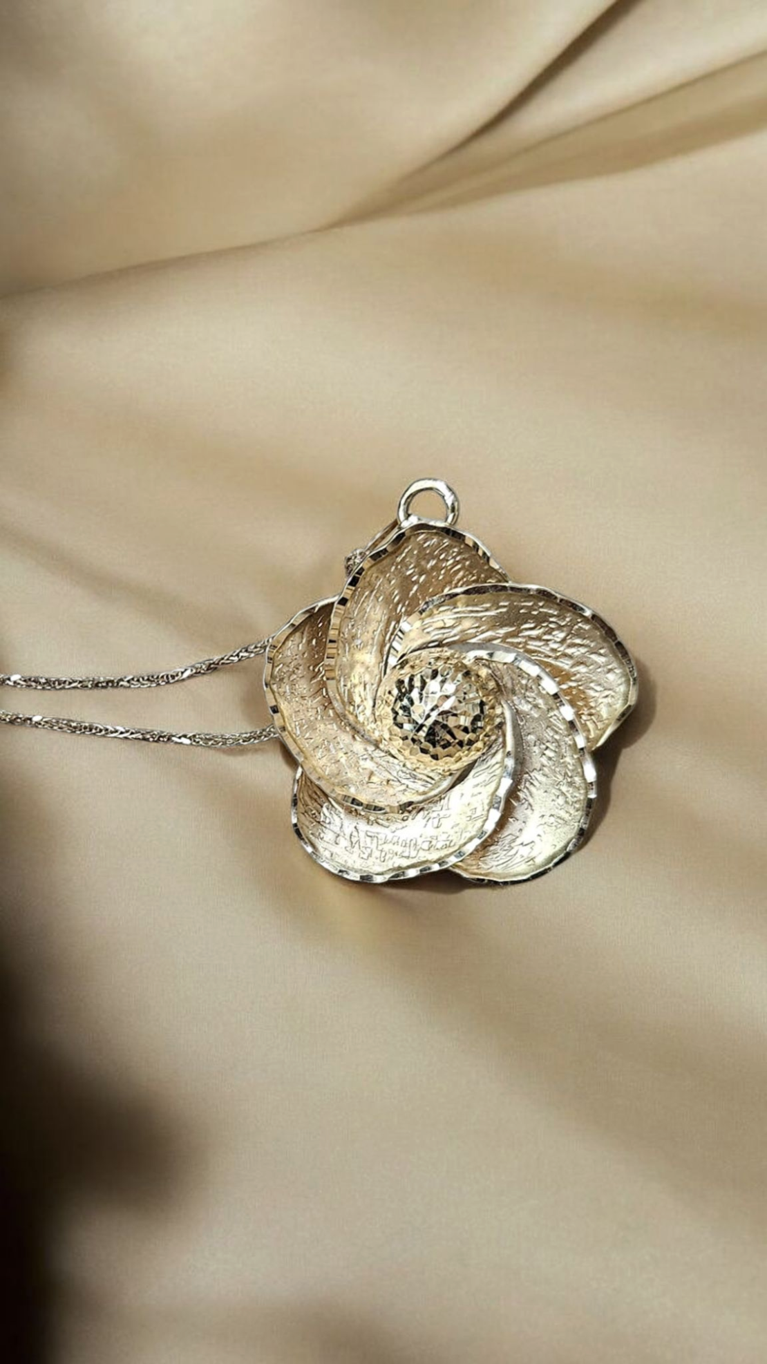 Златен медальон