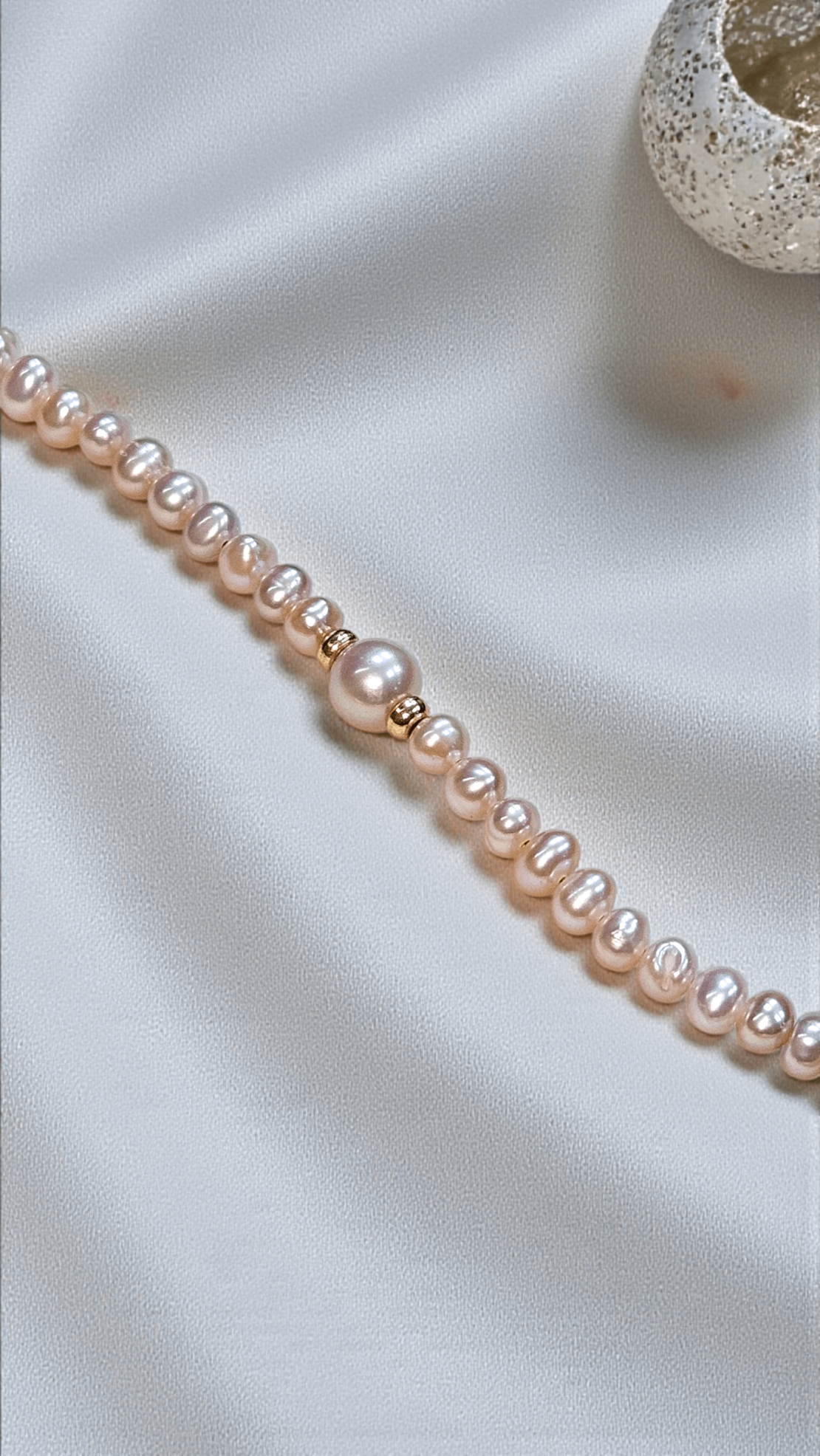 Златна гривна с естествени перли 18К златни елементи Gumon