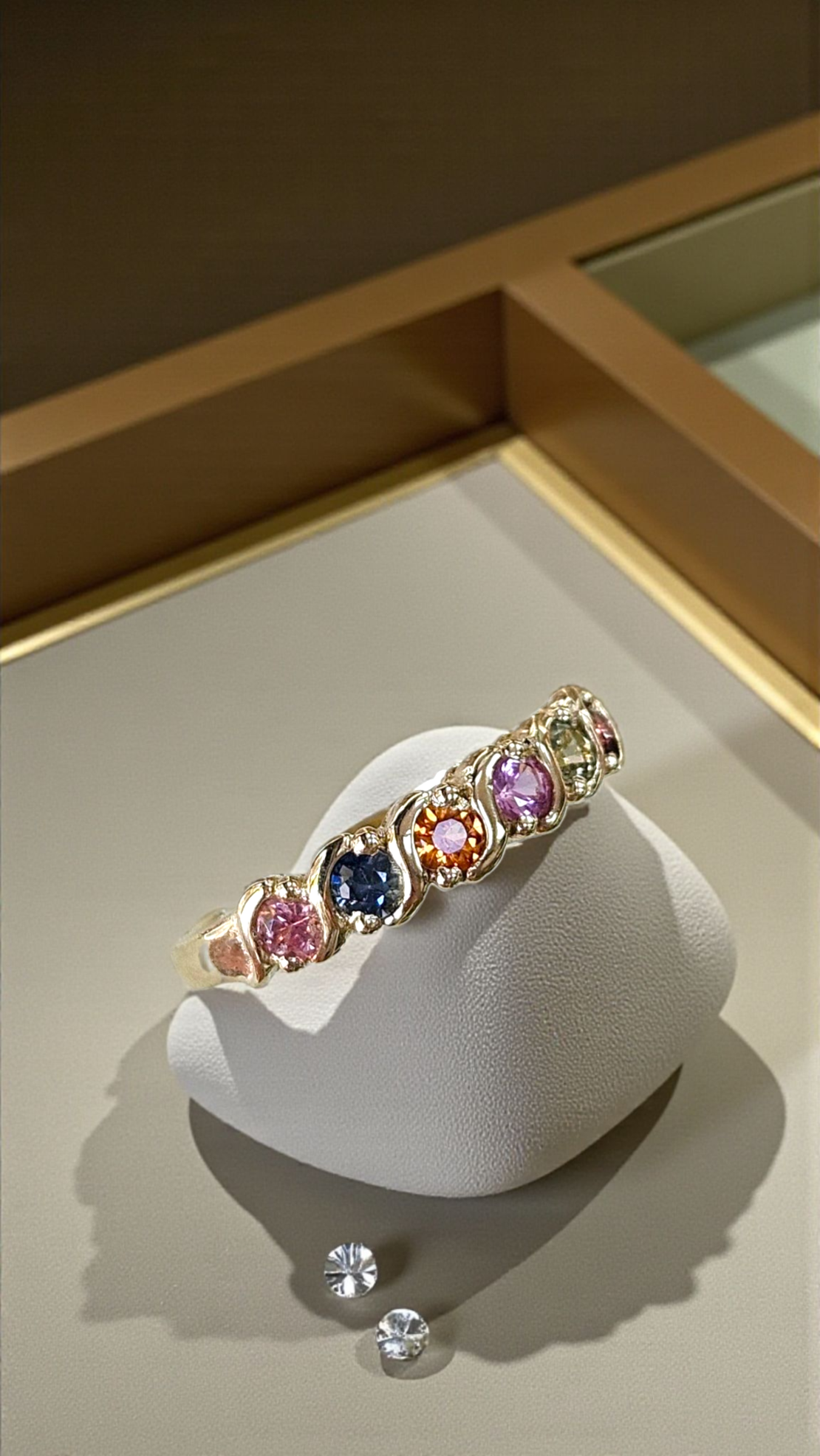 Златен пръстен със цветни сапфири